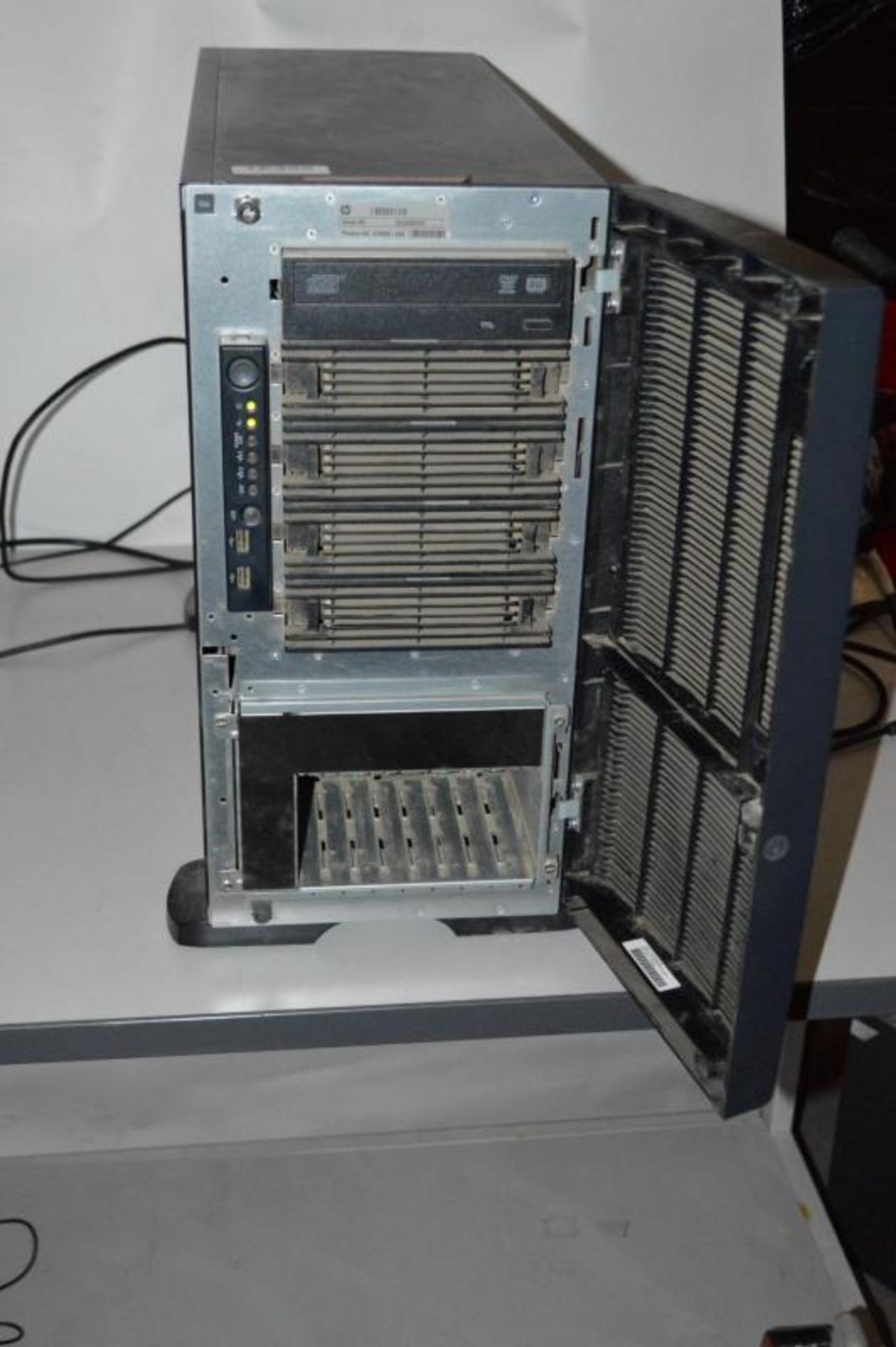 1 x HP Proliant ML350 G6 Server Intel Xeon E5606 2.13GHz 24GB RAM - Ref TP399 - CL394 - Location: Al - Image 3 of 4