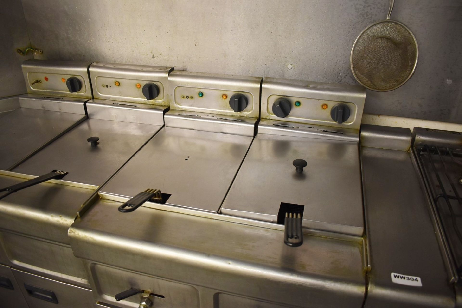 1 x Commercial Cooking Station Comprising of Two Ring Burner and Two Twin Basket Fryers - H91 x W165 - Image 3 of 10