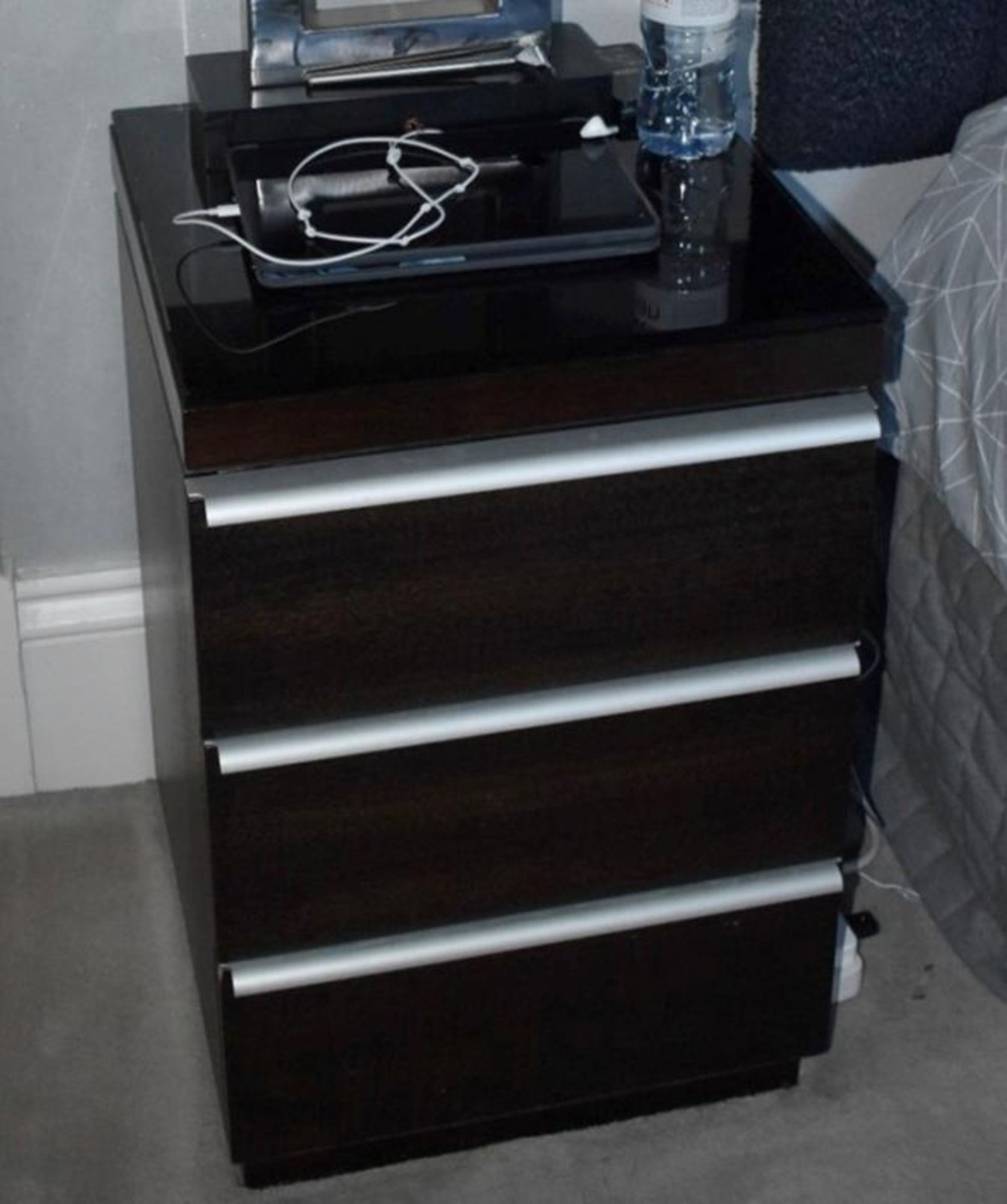 1 x Bedroom Furniture Set - Inc 2 x Bedside Units, Ottoman, TV Unit With Chest Of Drawers, And Desk - Image 2 of 6
