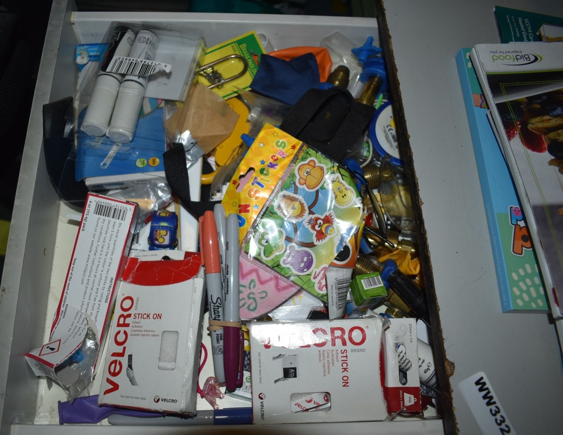 Assorted Job Lot From Office Room - Includes Stationary, Contents of Drawers, First Aid Kit, Party - Bild 12 aus 21