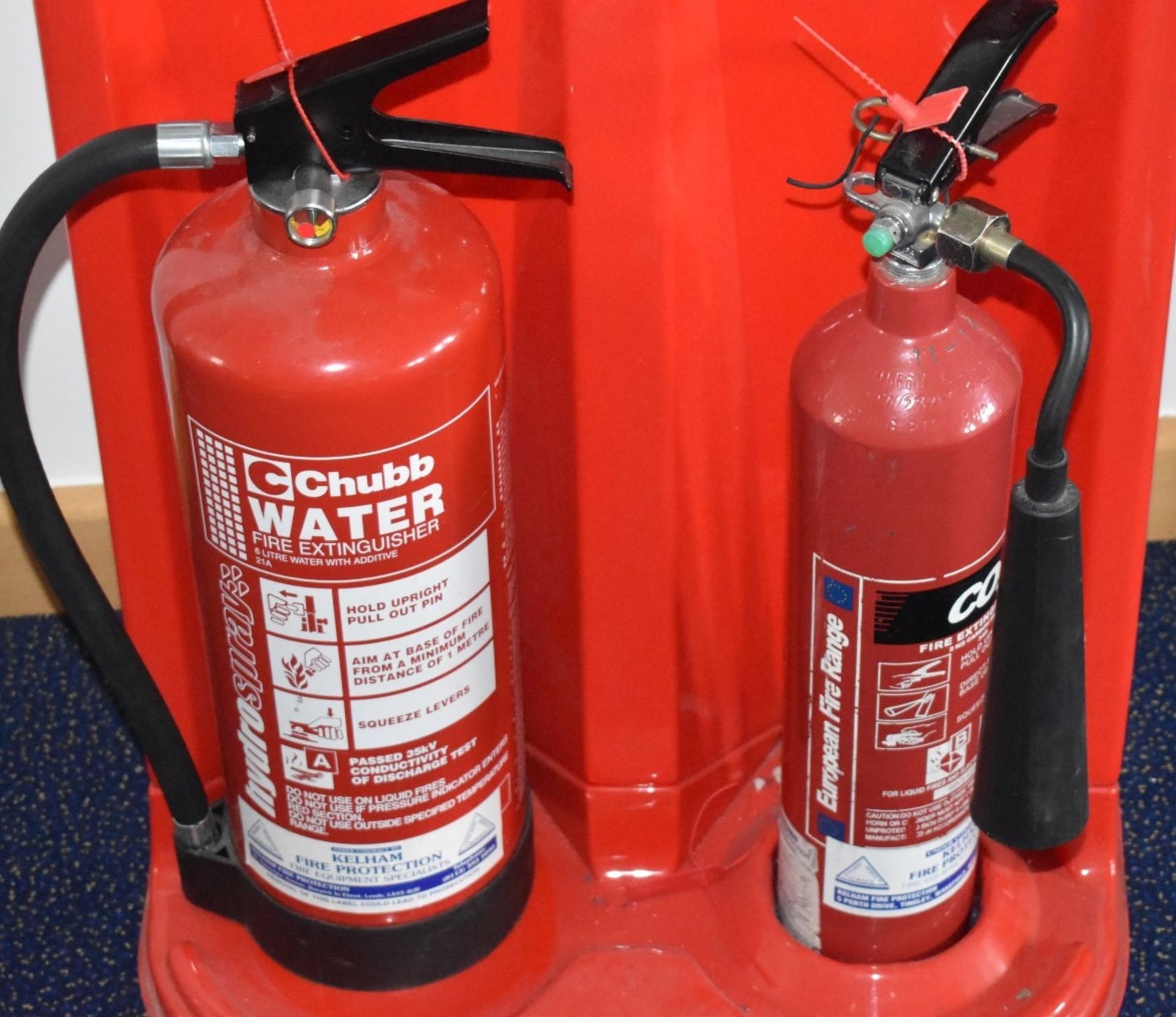 2 x Fire Extinguishers With Stand - Includes 6L Water With Additive and 2kg Carbon Dioxide - Ref: - Image 2 of 3
