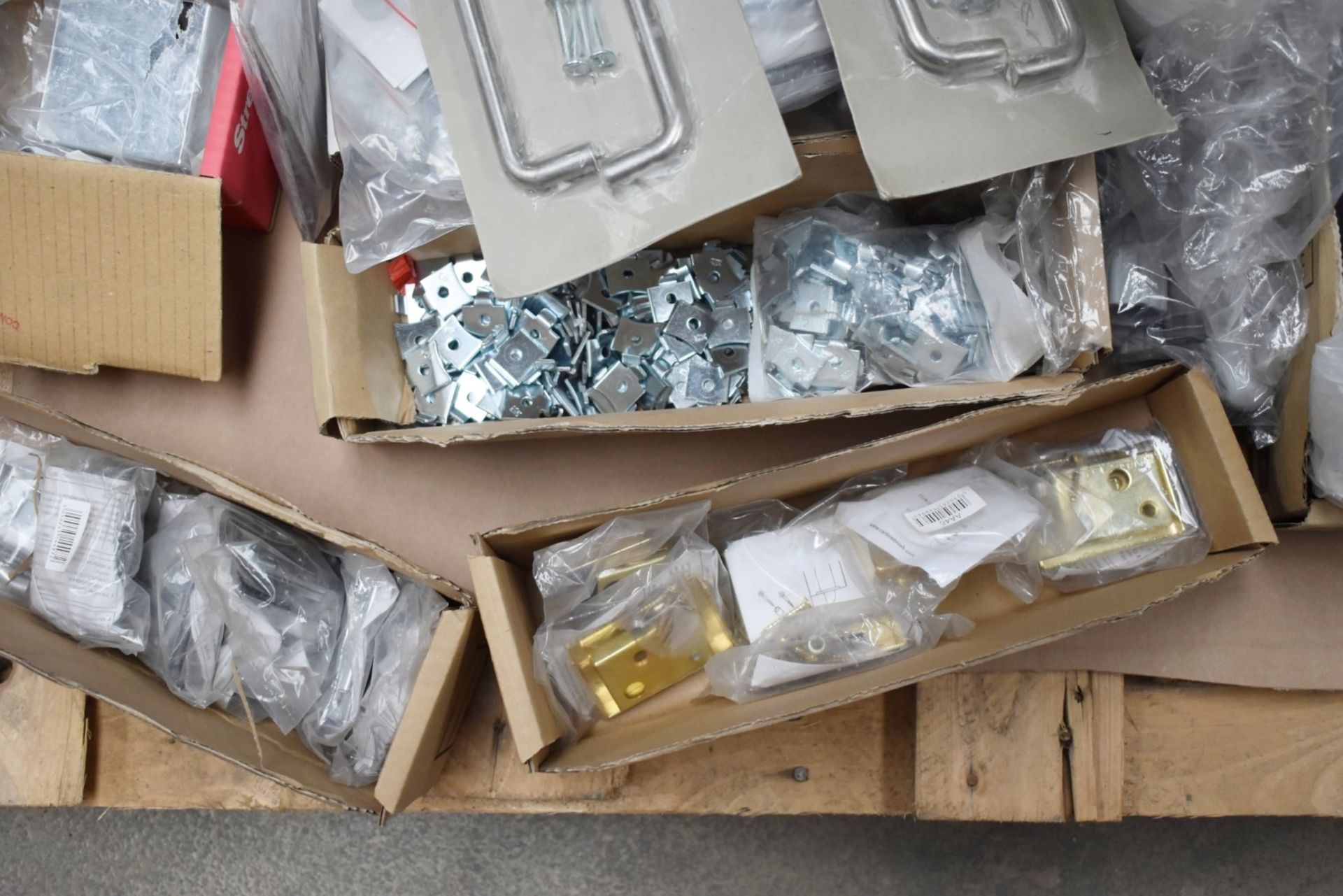 1 x Assorted Hardware Pallet Lot - Features Hafele Accessories, Shelf Brackets, Easi Keep Latches, - Image 17 of 24