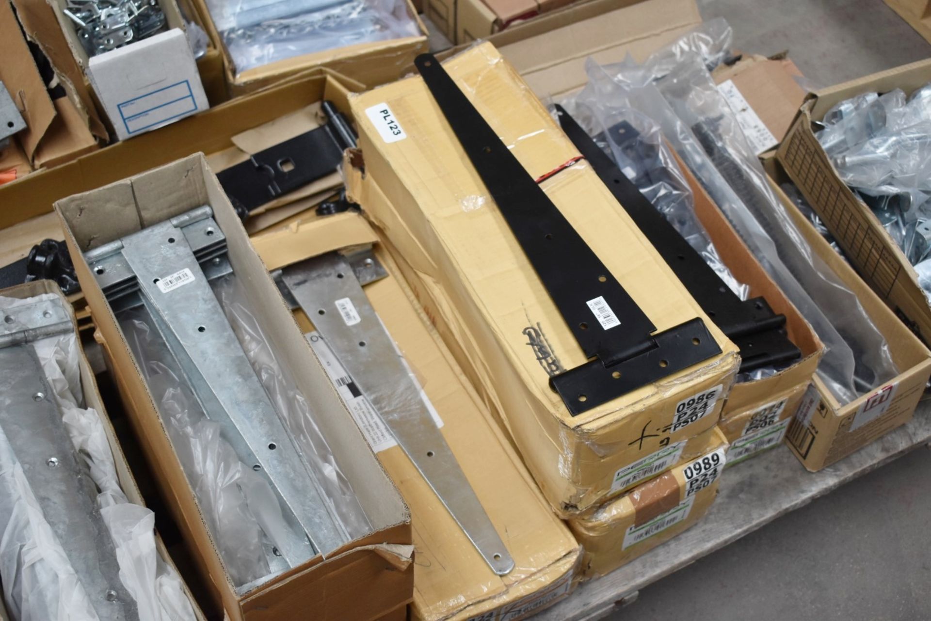 1 x Assorted Ironmongery Pallet Lot - Features Heavy Duty T Gates Hinges, Latches, Locks, Spring - Image 30 of 31