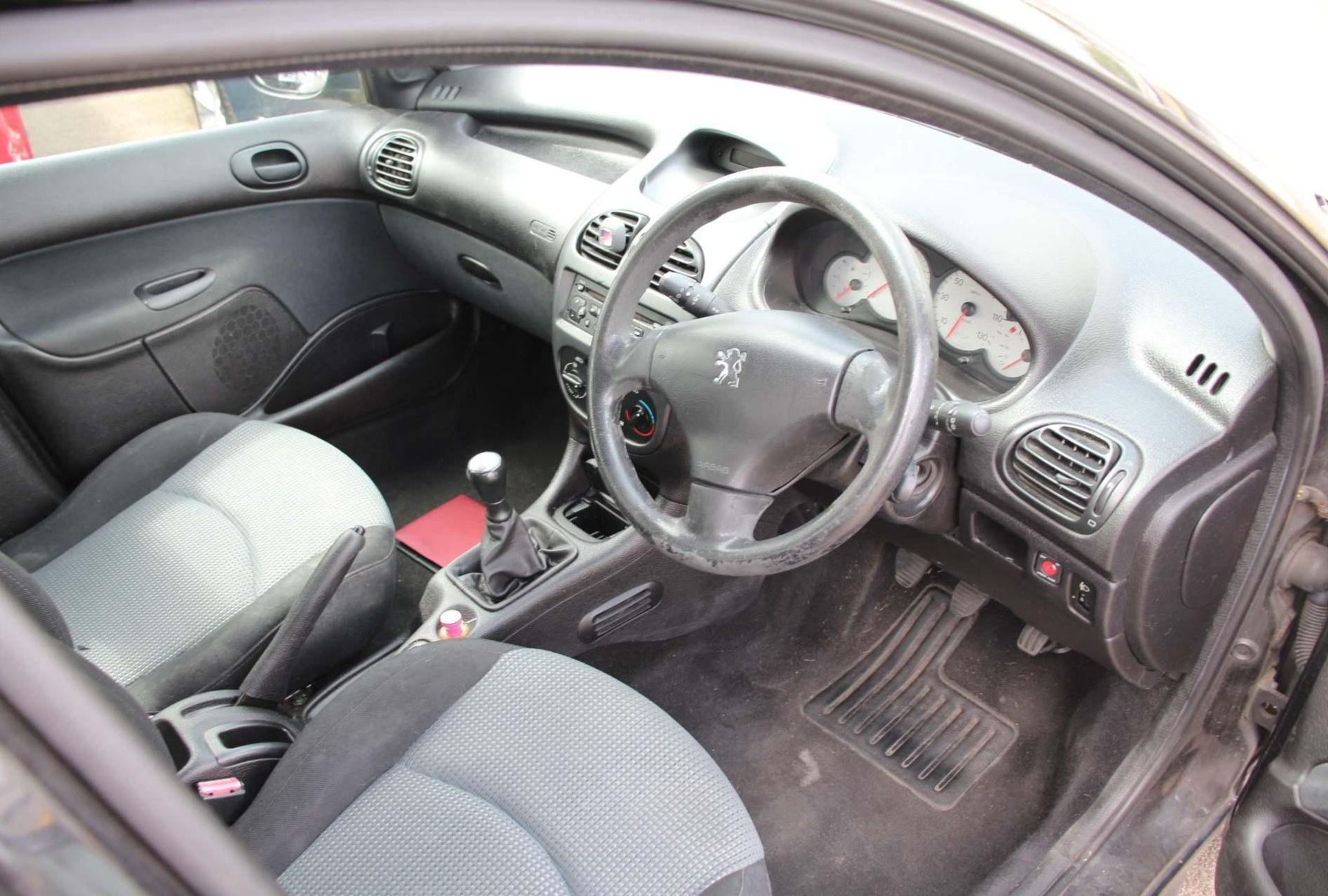 2004 Peugeot 206 1.1 S 5 Dr Hatchback- CL505 - NO VAT ON THE HAMMER - Location: - Image 3 of 9