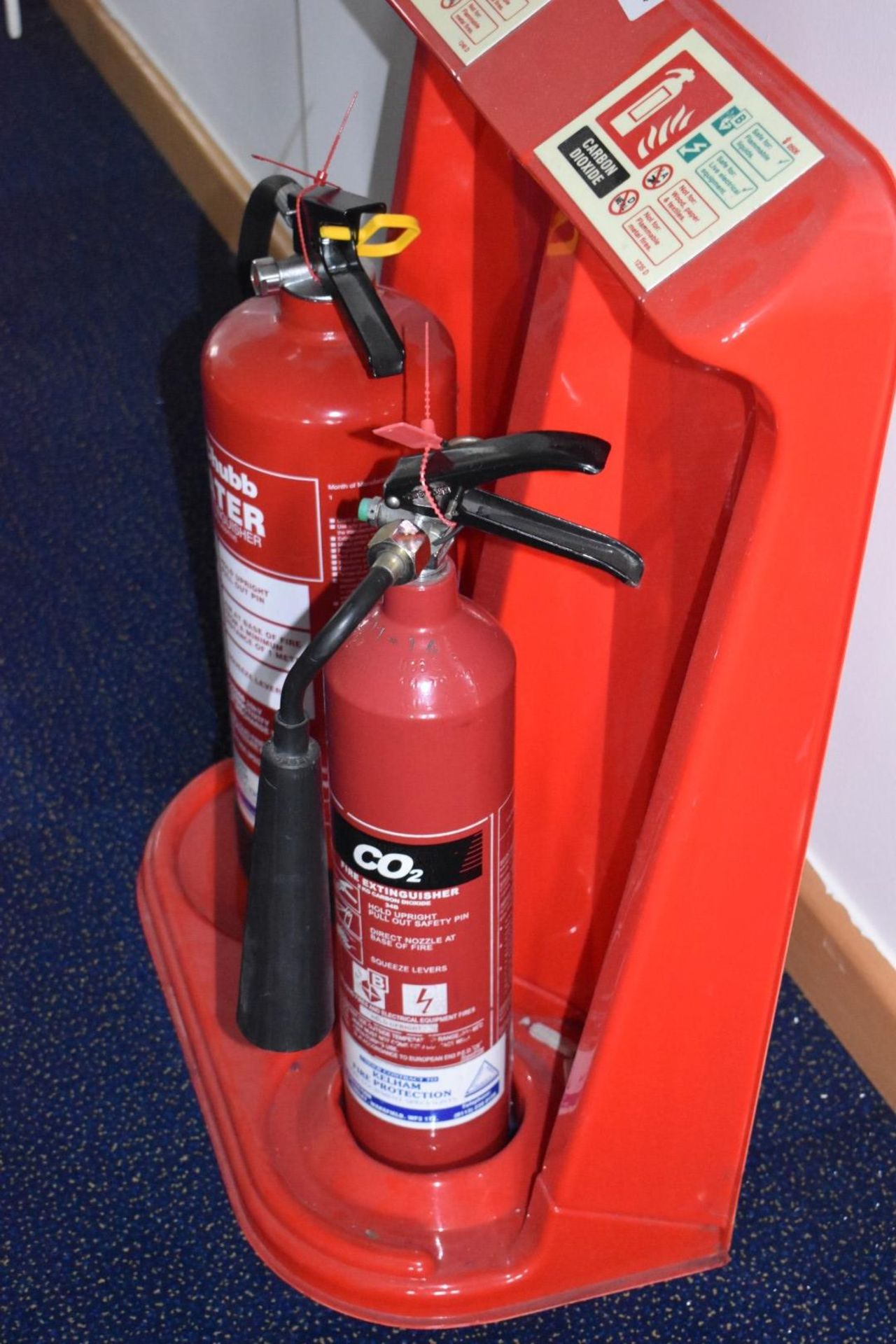 2 x Fire Extinguishers With Stand - Includes 6L Water With Additive and 2kg Carbon Dioxide - Ref: - Image 3 of 3