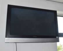 1 x Panasonic 32 Inch Television With Remote Control and Wall Mount Bracket - Previously Used in