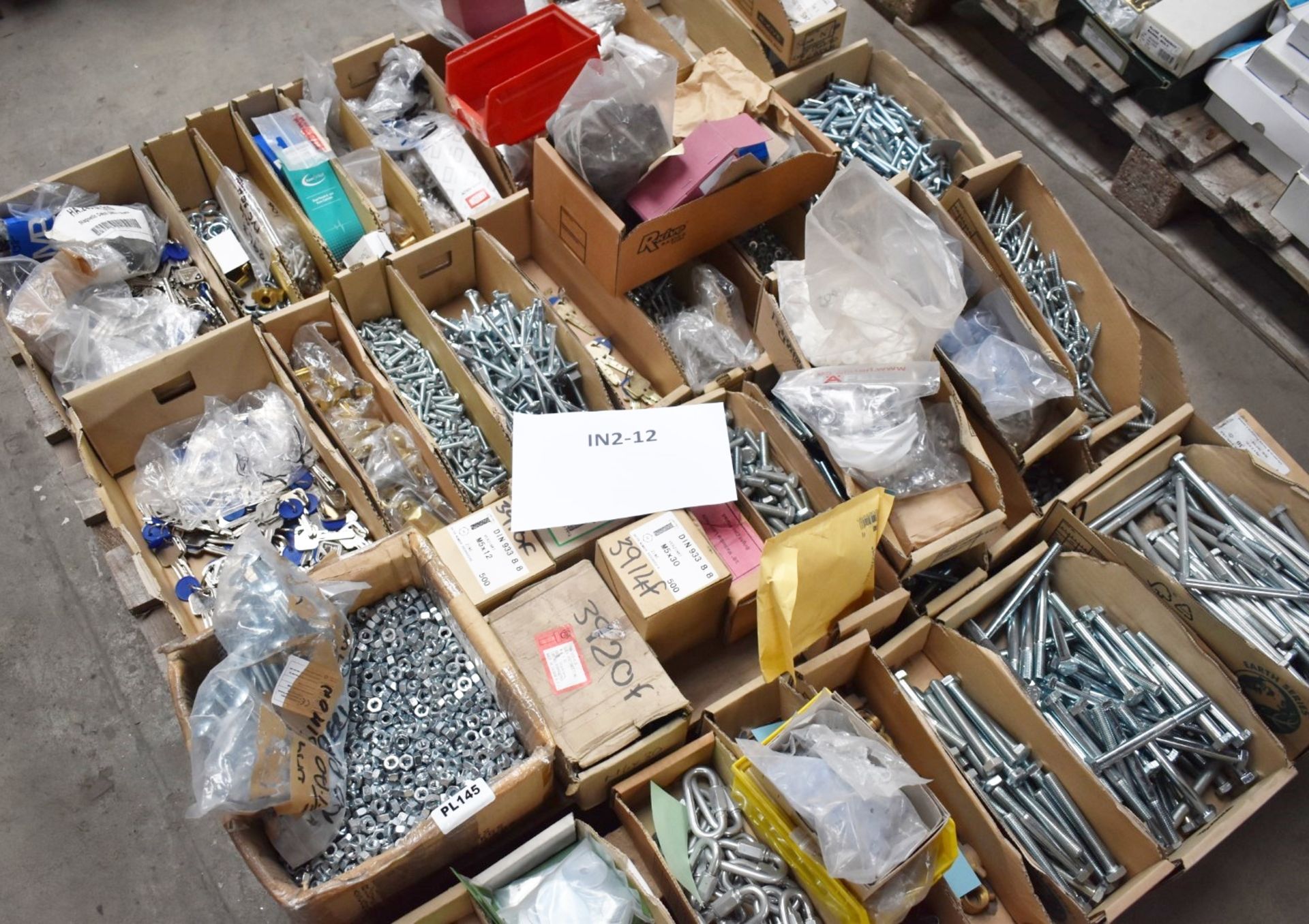 1 x Assorted Ironmongery Pallet Lot - Features Nuts, Bolts, Keys, Locks, Washers, Screws, D - Image 11 of 32