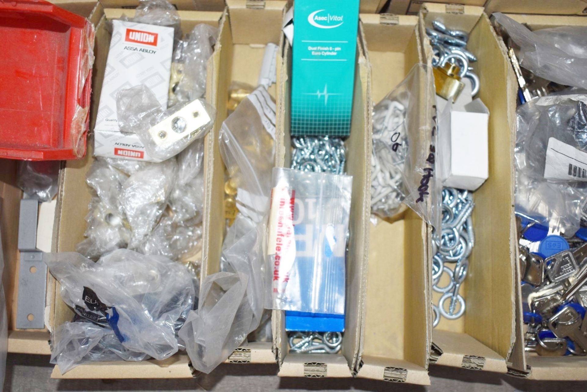 1 x Assorted Ironmongery Pallet Lot - Features Nuts, Bolts, Keys, Locks, Washers, Screws, D - Image 25 of 32