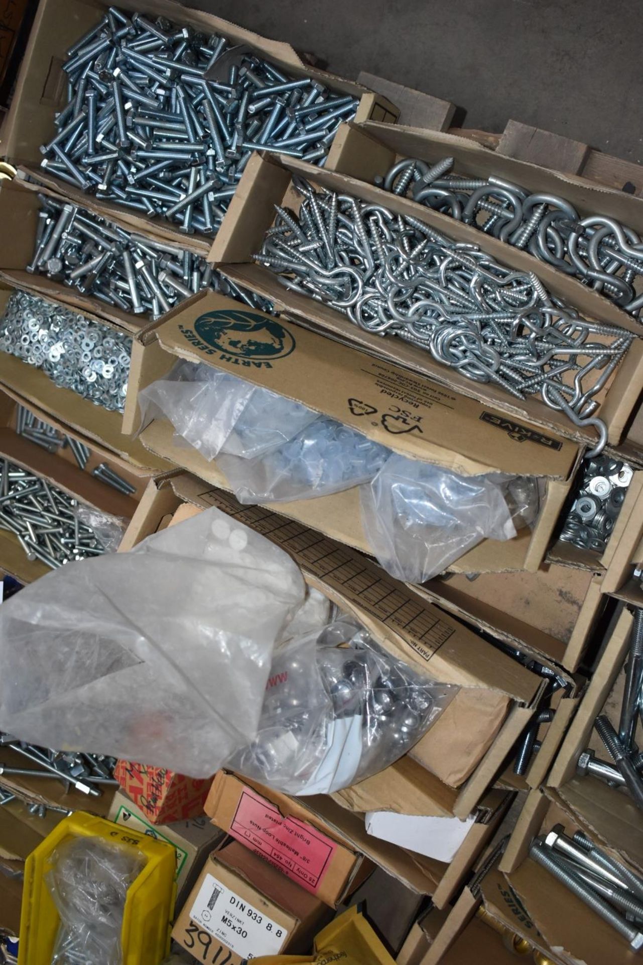 1 x Assorted Ironmongery Pallet Lot - Features Nuts, Bolts, Keys, Locks, Washers, Screws, D - Image 16 of 32