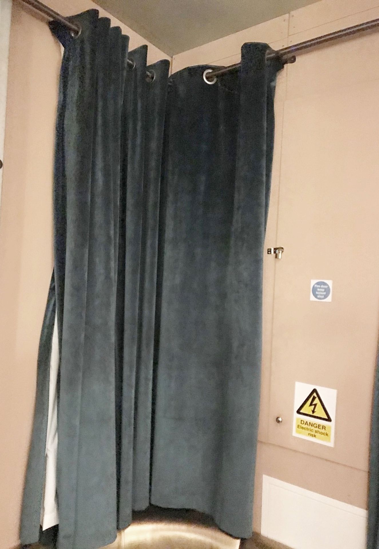 1 x Corner Curtain Rail and Curtains - CL554 - Ref IM - Location: London E1 This item is located