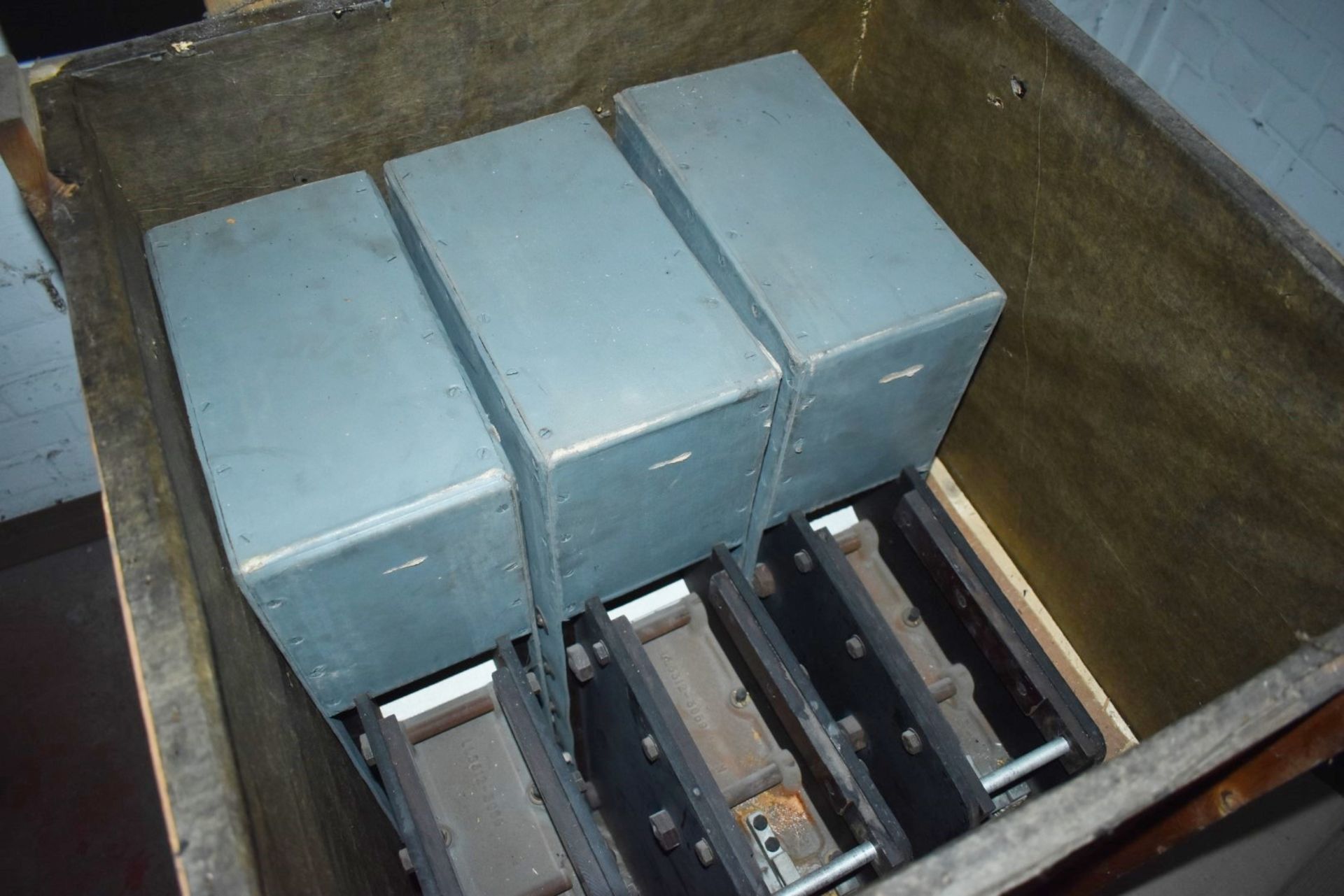3 x Arc Chutes 400 amp in Vintage Wooden Crate - Ref EP - CL451 - Location: Scunthorpe, DN15 - Image 2 of 3