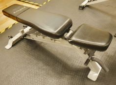 1 x Body-Solid Flat/Incline/Decline Excercise Sit Up Utility Bench - CL552 - Location: West