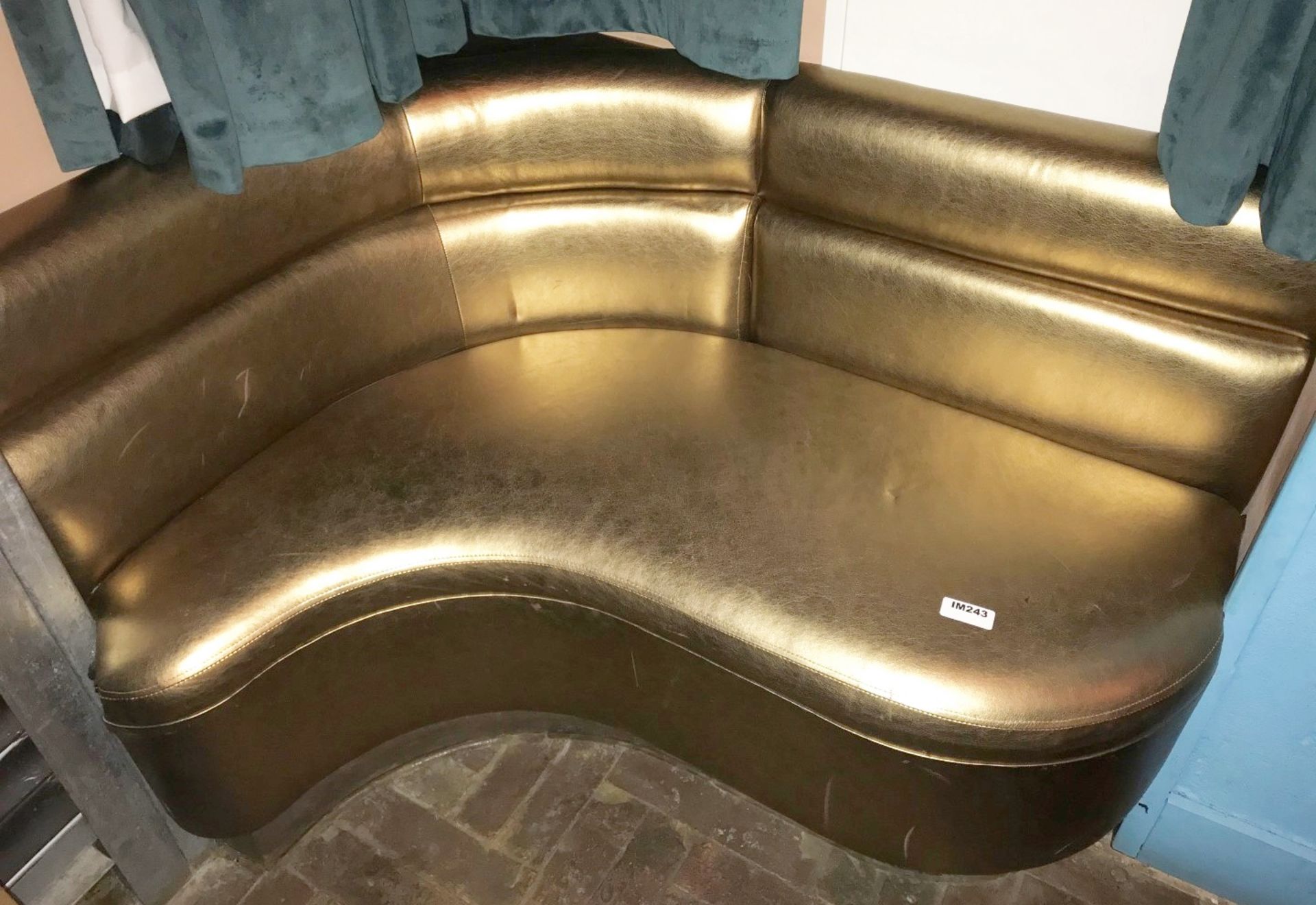 1 x Gold Corner Seating Booth - Size: W120 x D90 cms - CL554 - Ref IM243 - Location: London E1