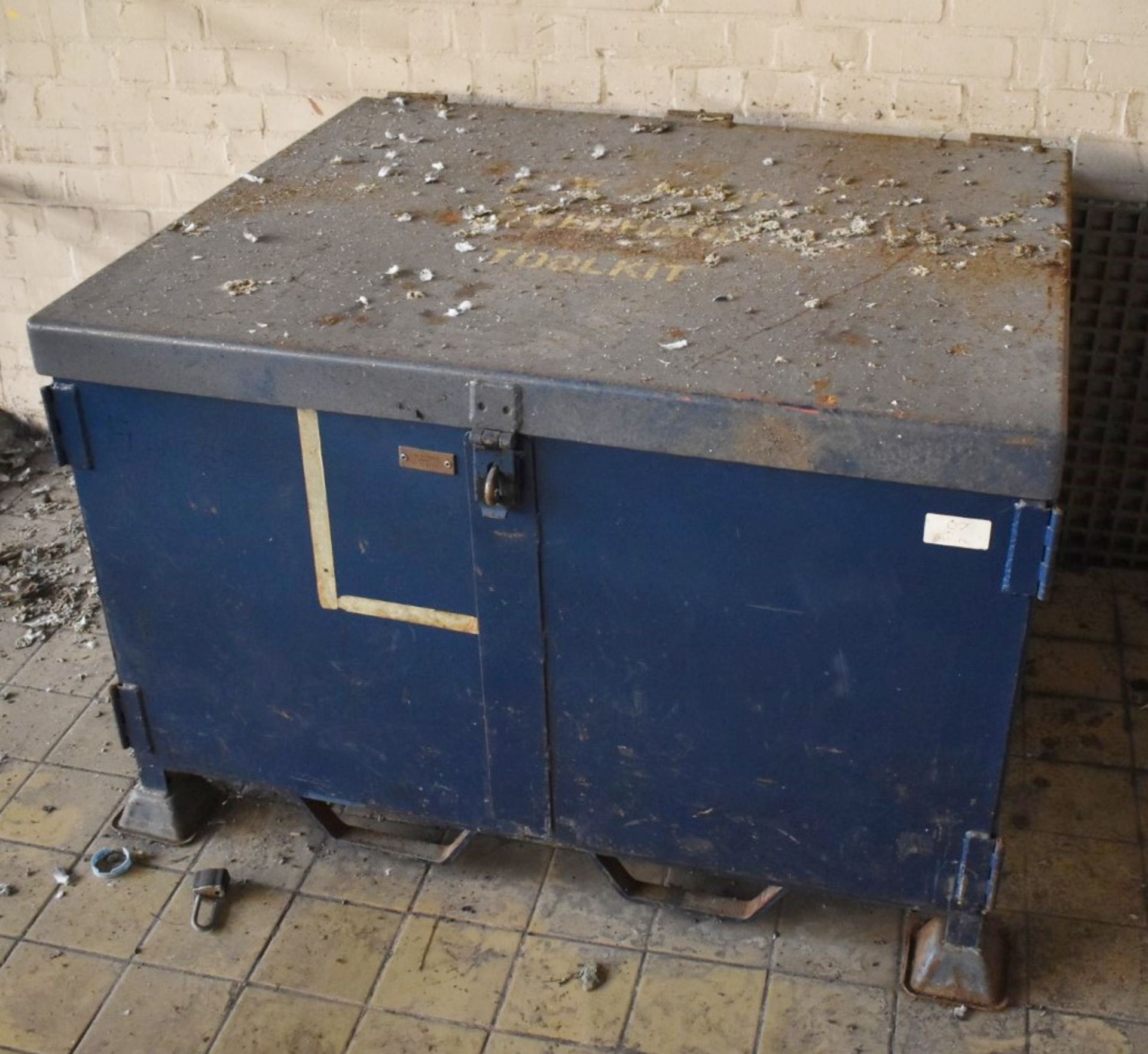 1 x Large Steel Pallet Storage Box With Lockable Lid, Feet and Fork Lift Inserts - Includes - Image 2 of 5