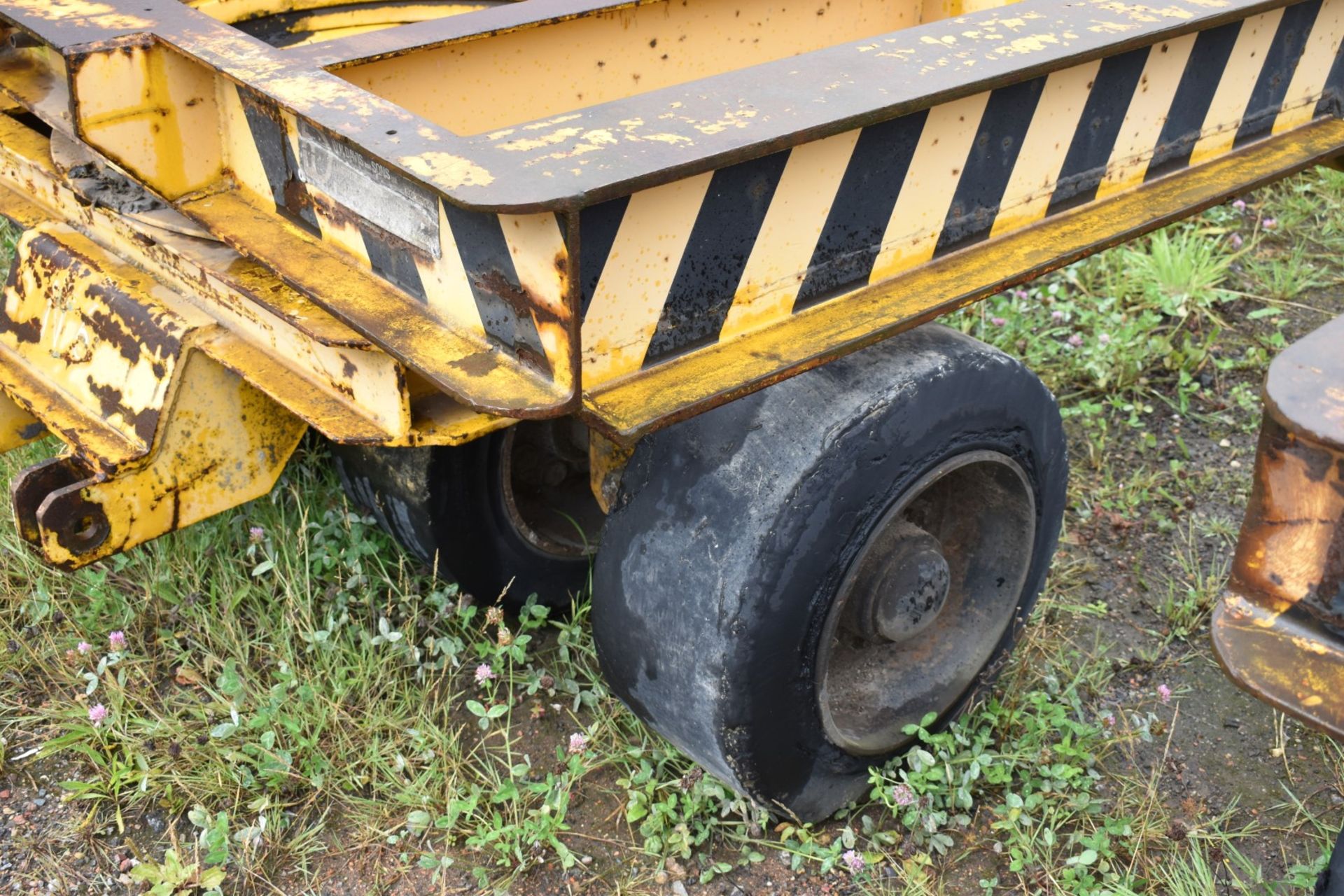 1 x W.H Davis and Sons Industrial 32ft Trailer With Rubber Tyre Wheels - NO VAT ON THE HAMMER! - Image 9 of 9