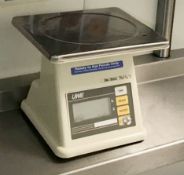 1 x Set of Weighing Scales - CL554 - Ref IM - Location: London E1