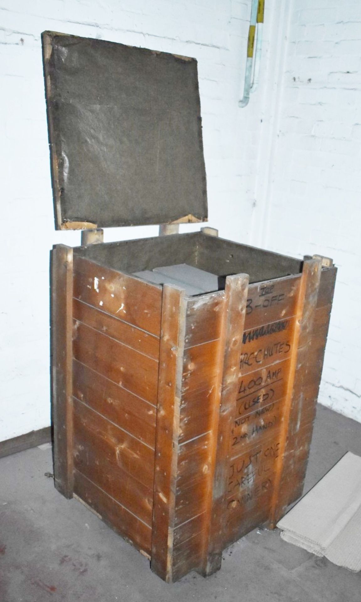 3 x Arc Chutes 400 amp in Vintage Wooden Crate - Ref EP - CL451 - Location: Scunthorpe, DN15