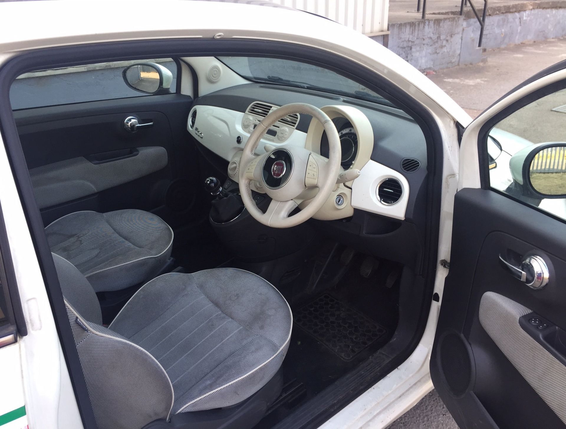 2009 Fiat 500 1.2 Lounge 3 Dr Hatchback - CL505 - NO VAT ON THE HAMMER - Location: Corby, Northampto - Image 4 of 12