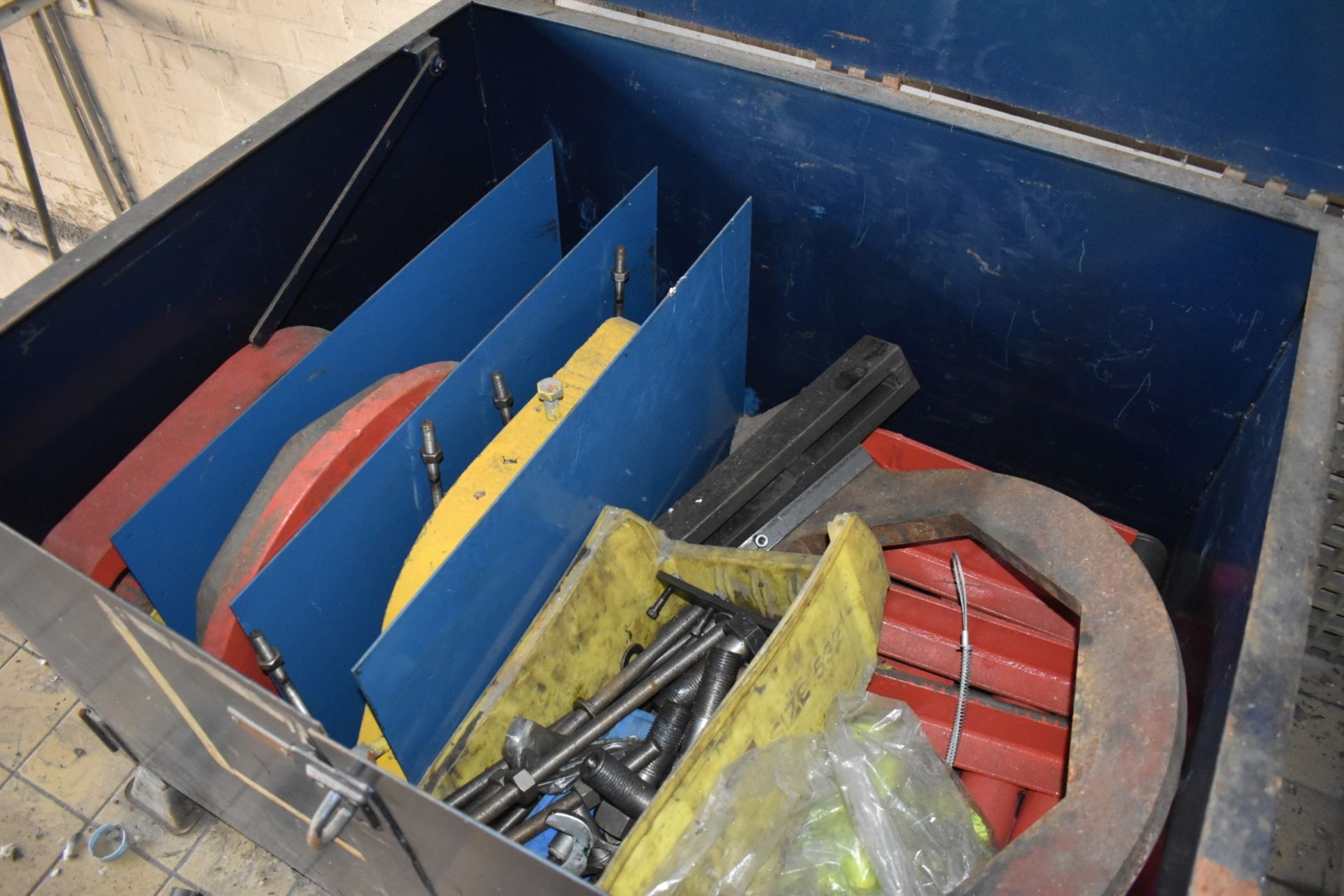 1 x Large Steel Pallet Storage Box With Lockable Lid, Feet and Fork Lift Inserts - Includes - Image 3 of 5