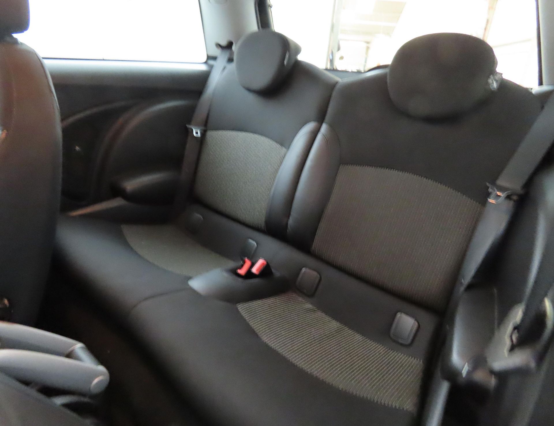 2010 Mini Cooper 1.6 3 Door Hatchback - CL505 - NO VAT ON THE HAMMER - Location: Corby, - Image 7 of 12