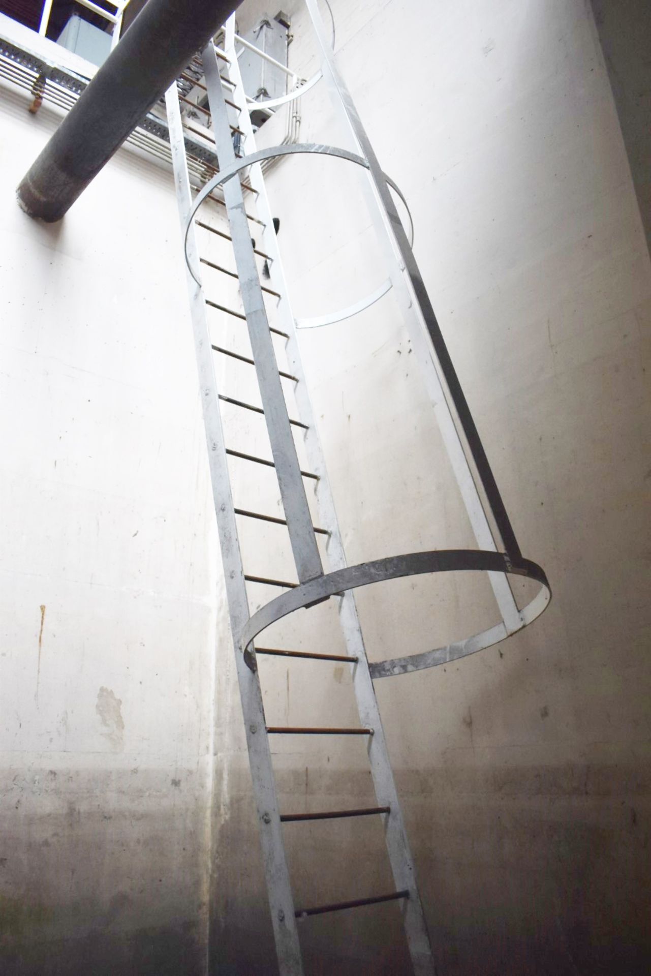 1 x Access Step Ladder With Safety Cage - Constructed From Steel - Height to Platform 550 cms - Image 3 of 6
