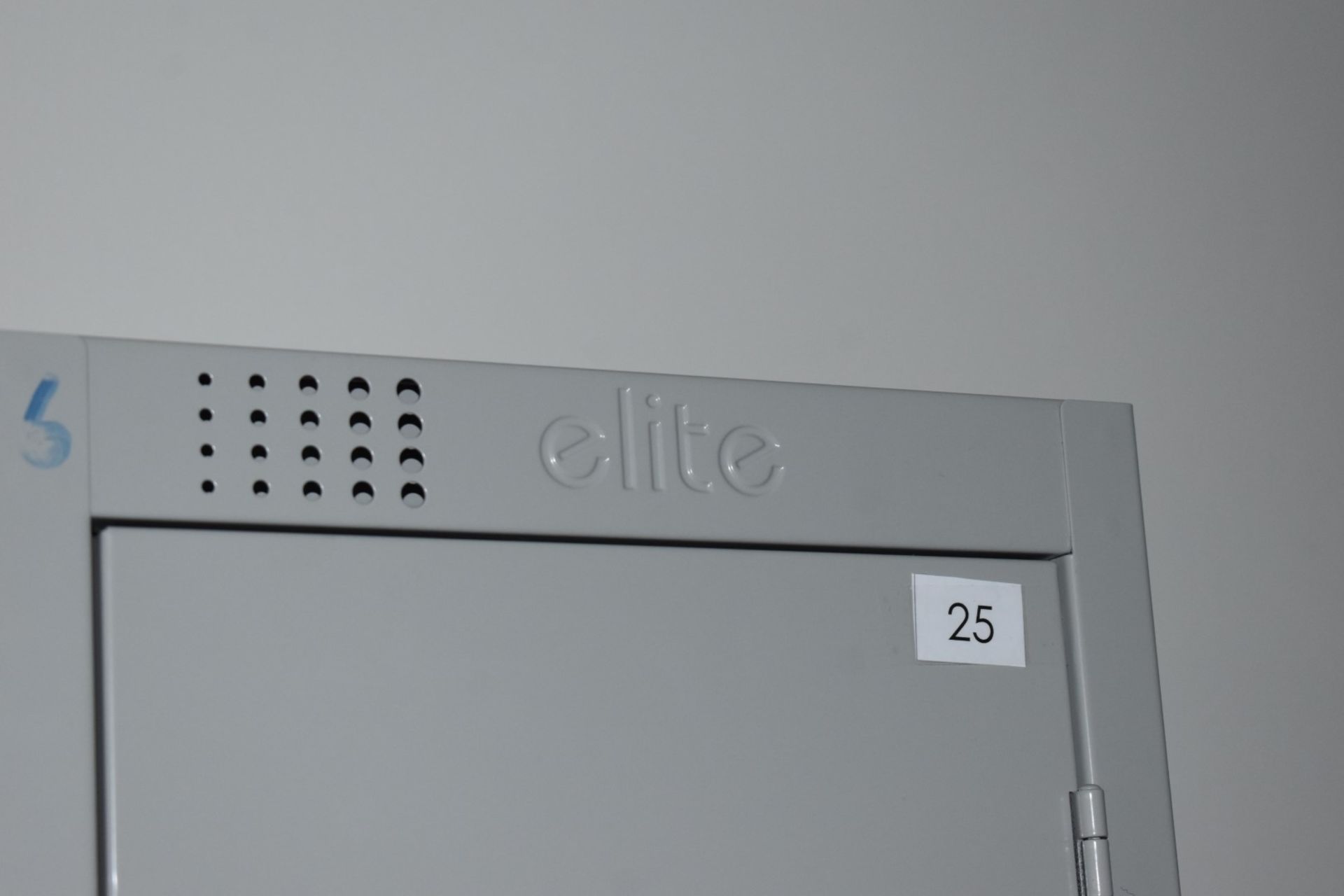 1 x Elite Four Door Staff Locker Without Keys - Includes Waste Bin - Ref: FF147 U - CL544 - - Image 3 of 3