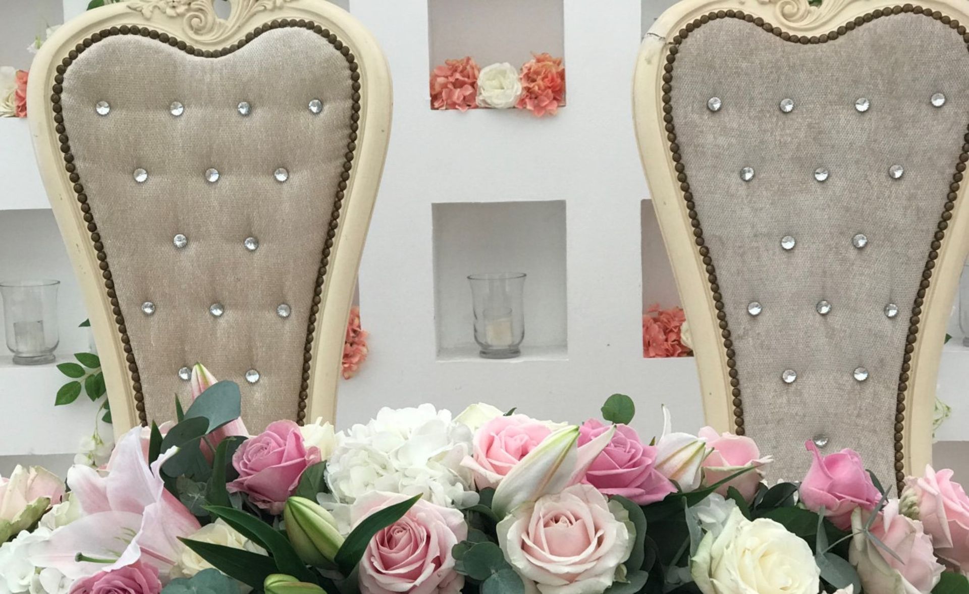 Pair of Cream Love Heart Thrones - Damage To One Chair - See Pictures - Dimensions: 130cm (h) x 57cm - Image 2 of 2