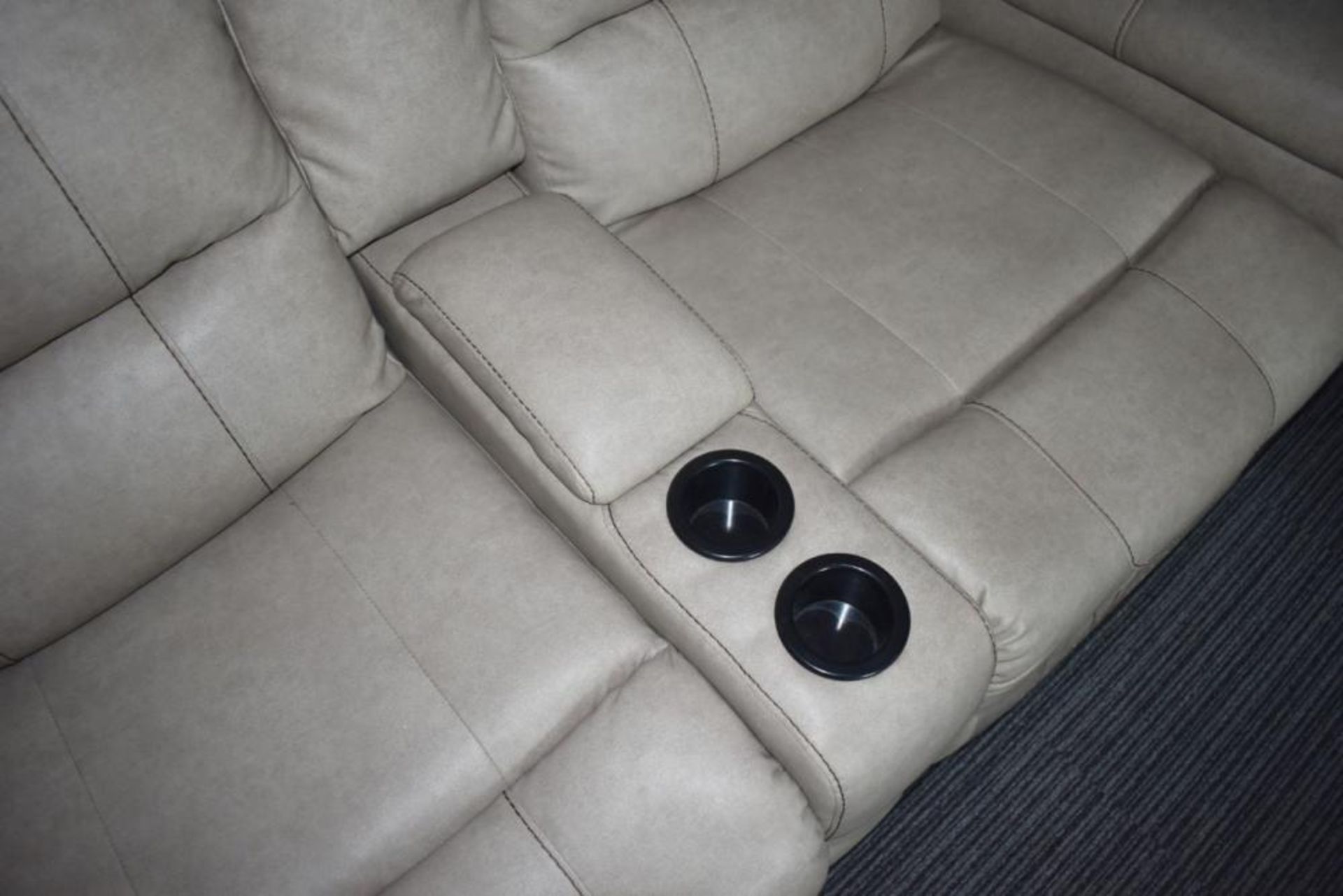 1 x Thomas Payne Reclining Wallhugger Theater Seating Love Seat Couch With Center Console and Grambl - Image 3 of 10