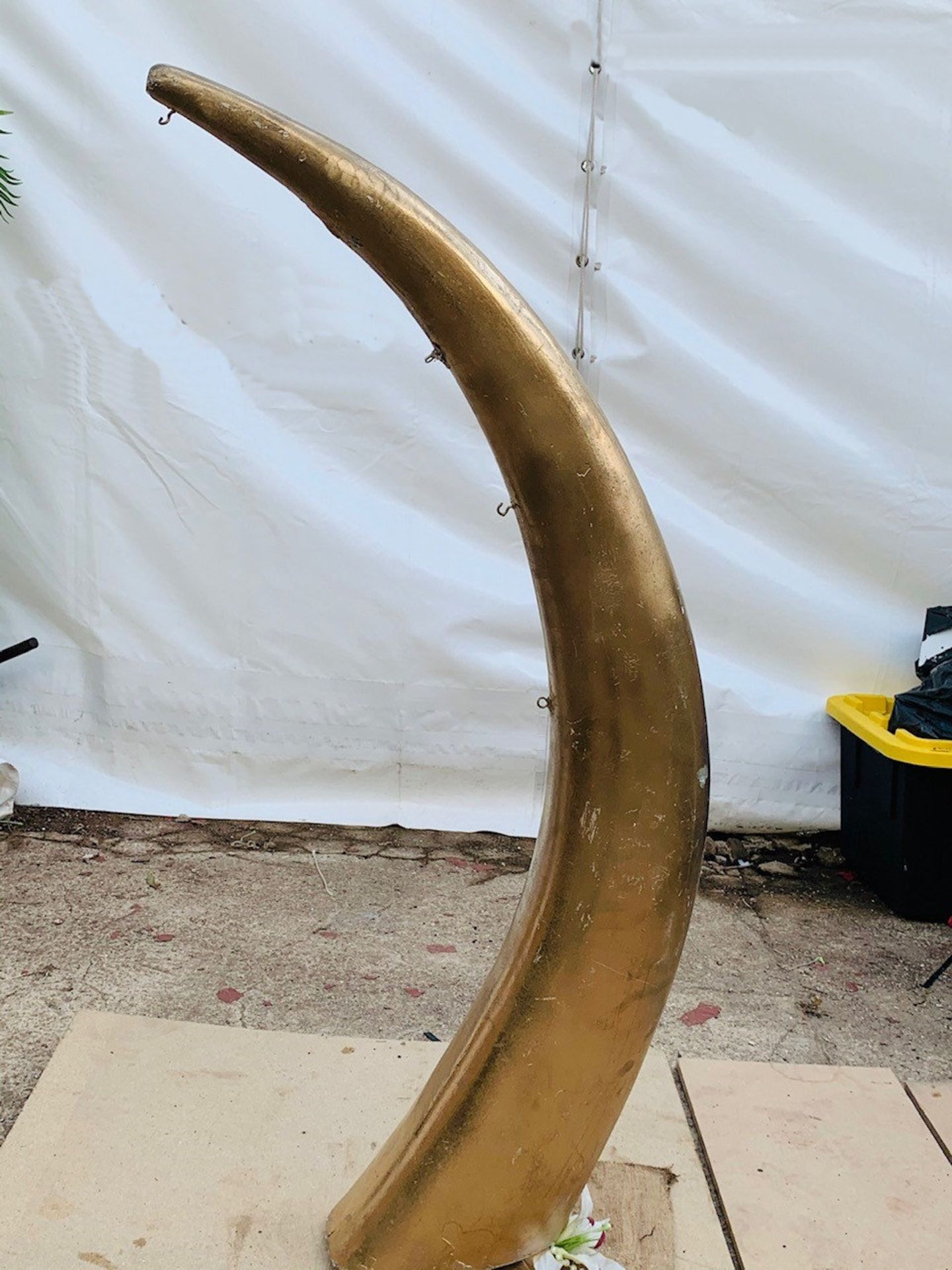 5 x Tusk Shaped 1.2 Metre Tall Fibre Glass Table Centre Pieces In Gold - Image 2 of 2
