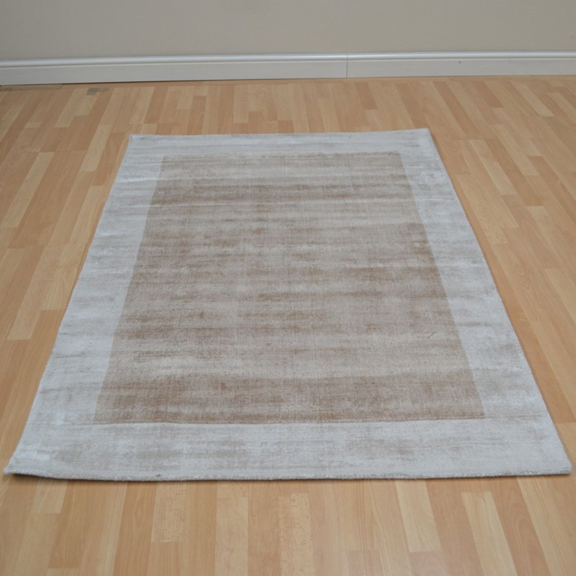 1 x Asiatic 'Blade Boarder' Hand Woven Heavyweight Indian Rug - Colour: Putty / Champagne - New - Image 7 of 8