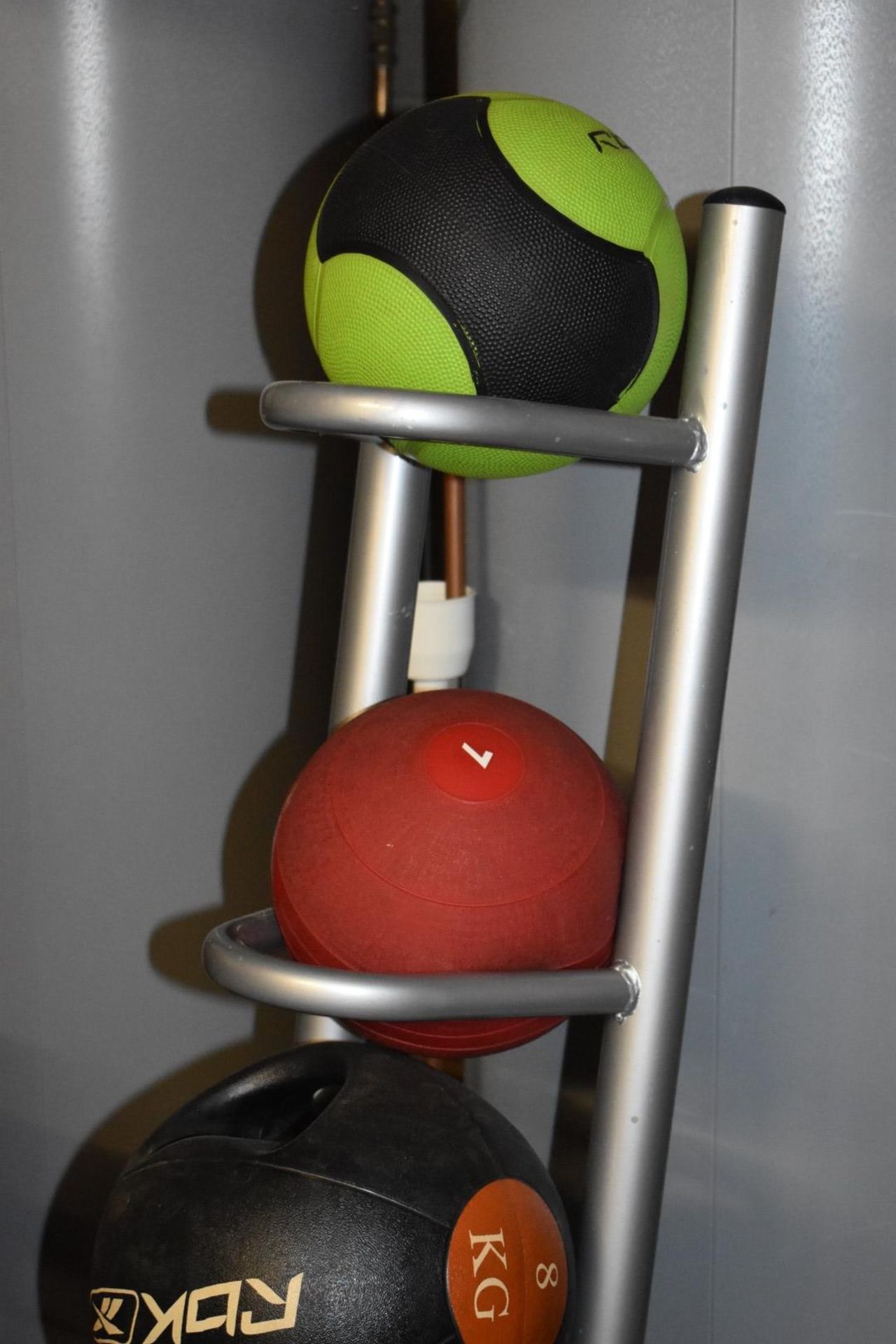 5 x Fitness Medicine Balls - Features Jordon Slam Ball and Reebok - Includes Ball Rack - CL546 - - Image 2 of 10