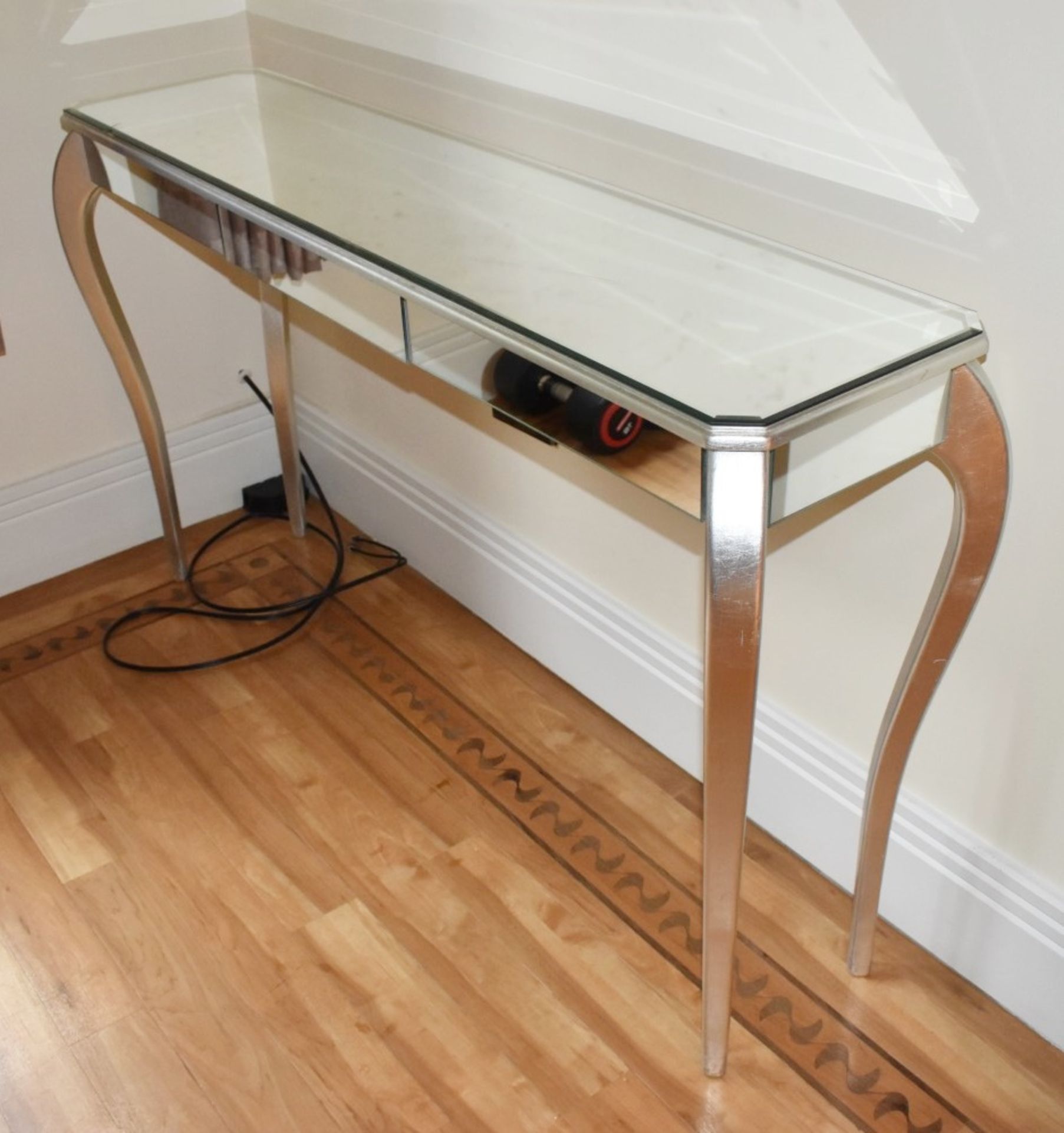 1 x Mirrored Console Table With Elegant Tapered Legs and Glass Mirror Panels - Size: H86 x W155 x - Image 2 of 5