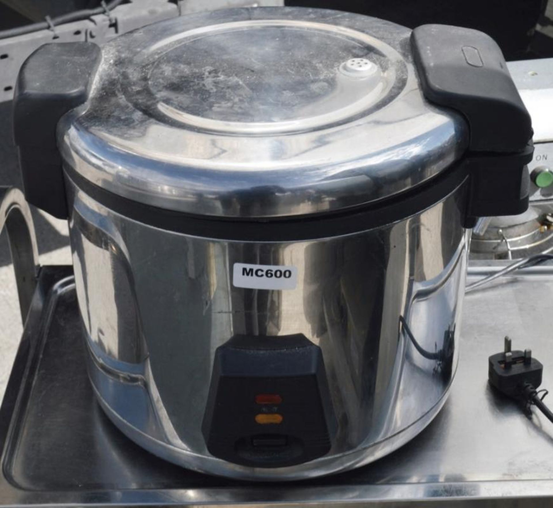 1 x BUFFALO Rice Cooker (J300) - 1.95kW. Rice Capacity: 13Ltr Cooked / 6Ltr Dry - Dimensions 345(H)