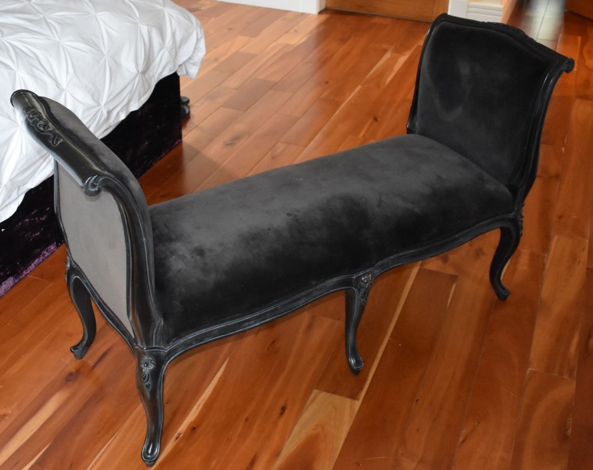 1 x Bed End Loveseat Stool Featuring Black Velour Fabric, Scroll Ends and Queen Anne Legs - Size: - Image 4 of 6