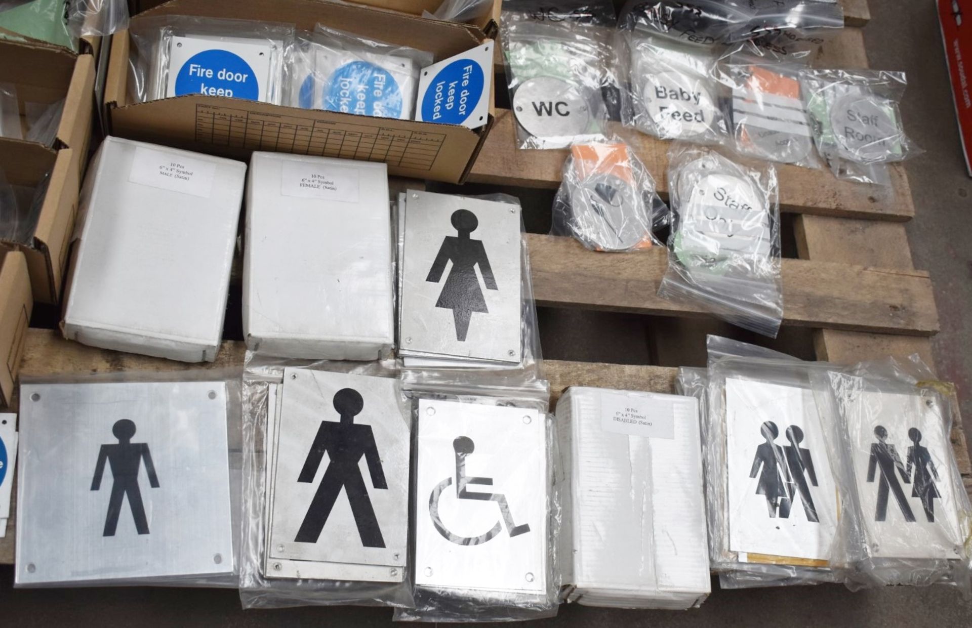 1 x Assorted Notice Sign Pallet Lot - Features Metal, Plastic and Stick On Signs For Toilets, - Image 21 of 34