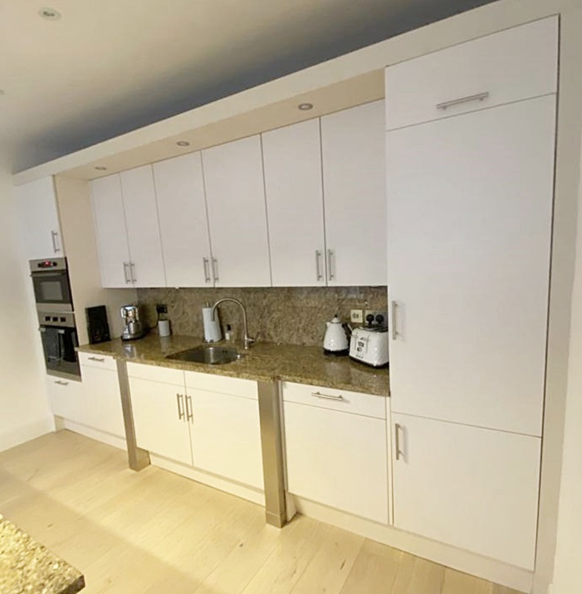 1 x Fitted SieMatic In White, With Granite Worktops & Integrated Appliances - VGC - NO VAT ON HAMMER - Image 2 of 17