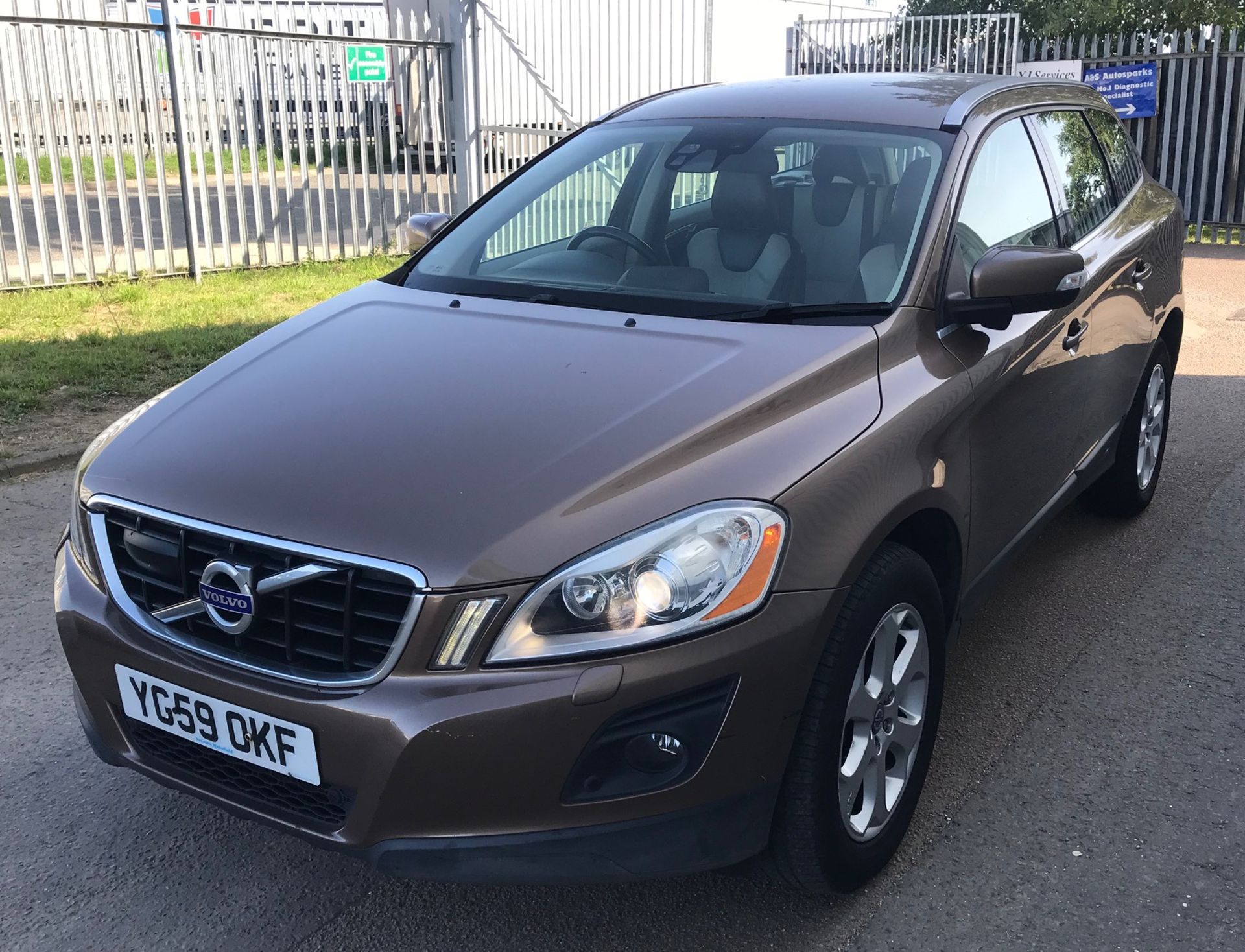 2009 Volvo XC60 2.4D SE Lux Auto 5 Door 4x4 - FSH - CL505 - NO VAT ON THE HAMMER - Location: Corby, - Image 6 of 16