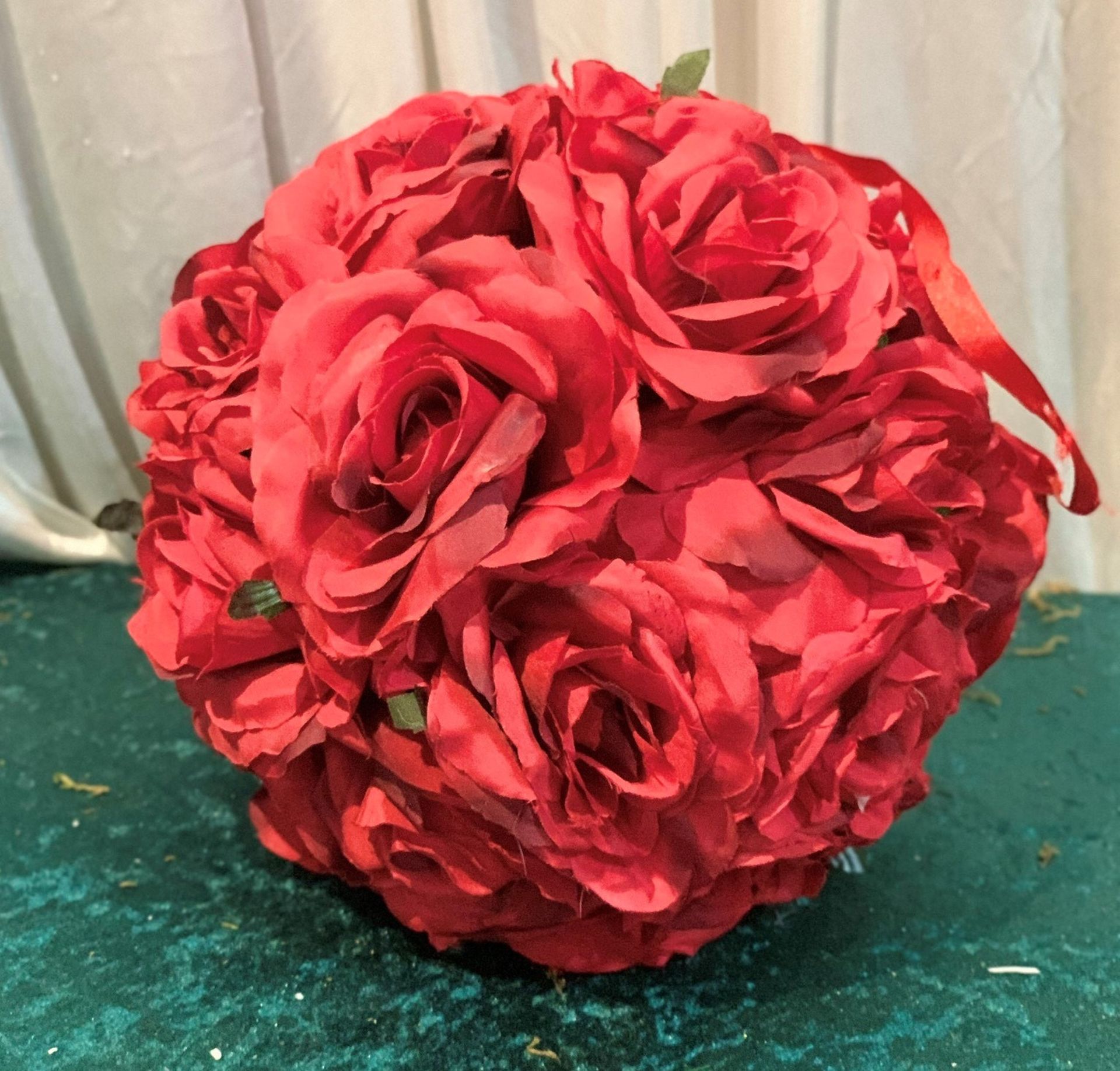 10 x Small 25cm Flowerballs - Dimensions: 25cm - Ref: Lot 107 - CL548 - Location: Near Market