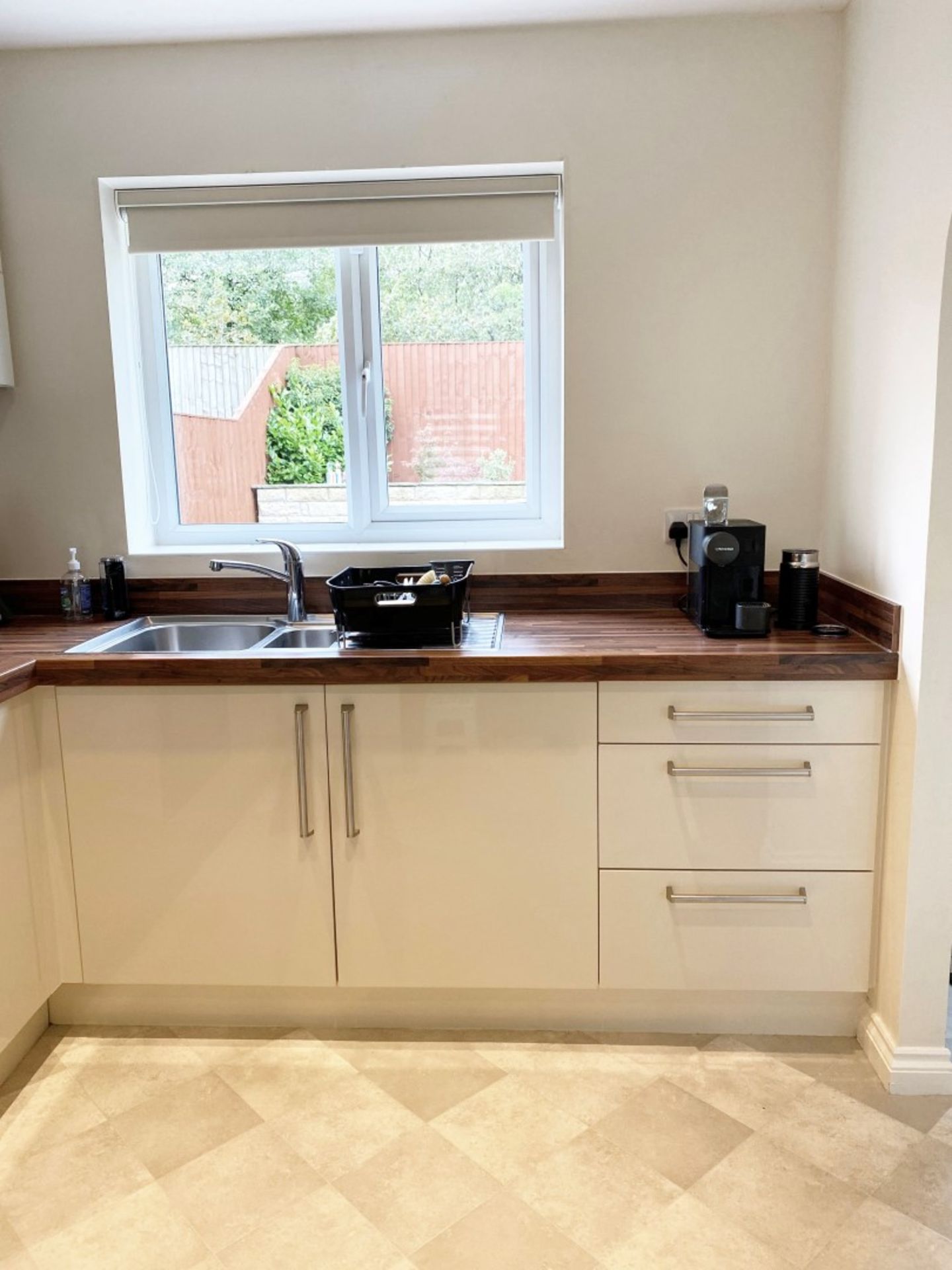 1 x Fitted Kitchen With Gloss White Units, Laminate Worktops & Branded Appliances - Preowned - Image 5 of 9