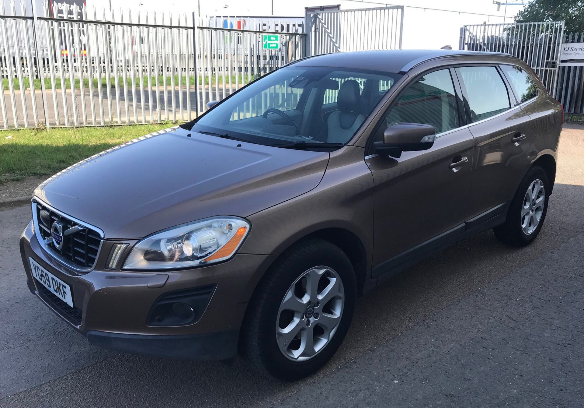 2009 Volvo XC60 2.4D SE Lux Auto 5 Door 4x4 - FSH - CL505 - NO VAT ON THE HAMMER - Location: Corby, - Image 2 of 16