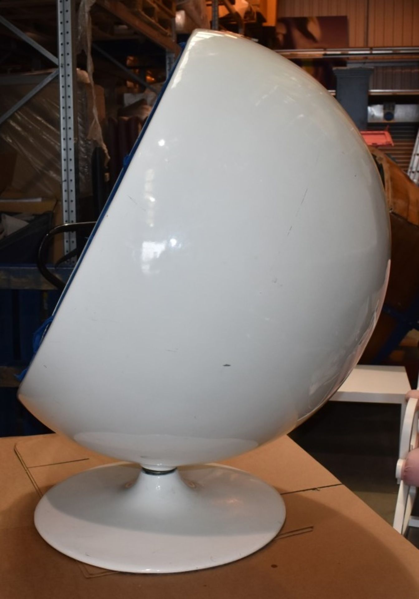 1 x White Gloss Ball Swivel Fibreglass Chair - No VAT on the Hammer - Size H120 x W107 x D100 - Image 4 of 7