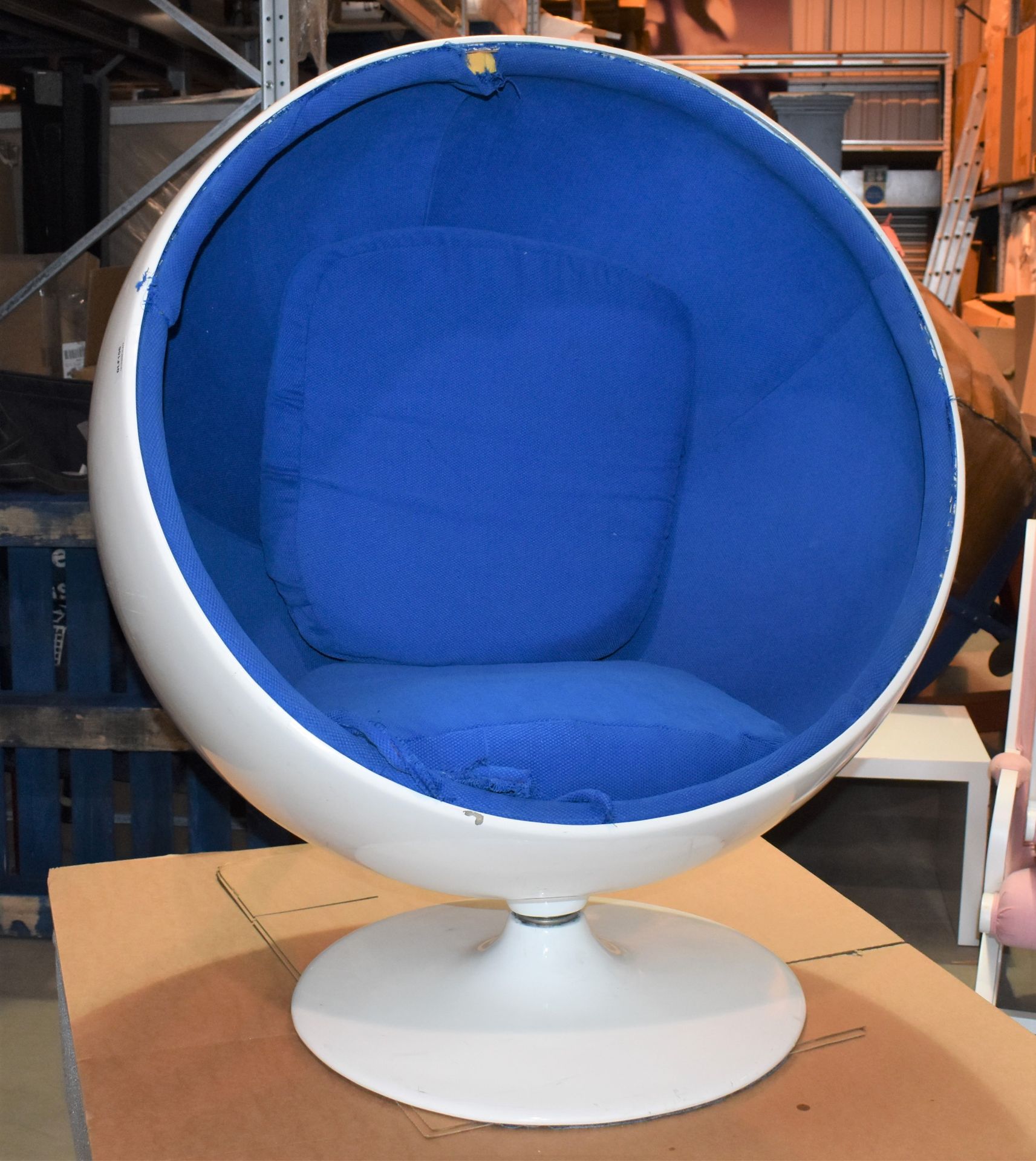 1 x White Gloss Ball Swivel Fibreglass Chair - No VAT on the Hammer - Size H120 x W107 x D100