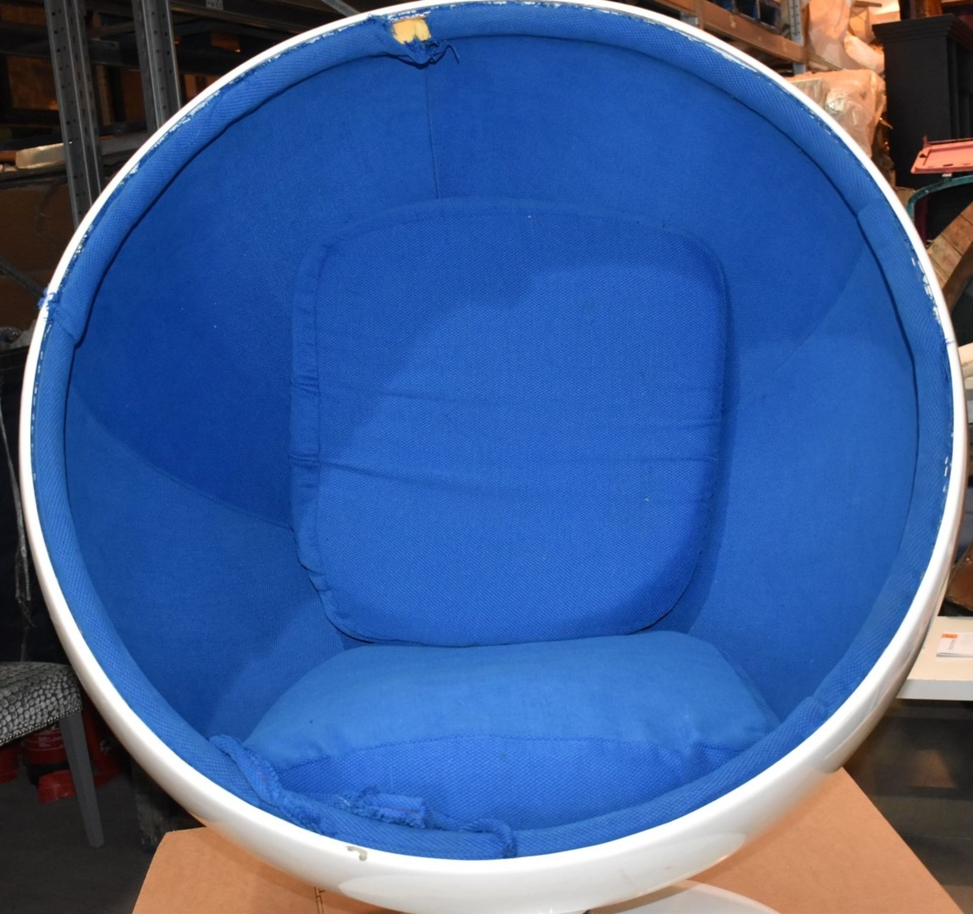 1 x White Gloss Ball Swivel Fibreglass Chair - No VAT on the Hammer - Size H120 x W107 x D100 - Image 2 of 7