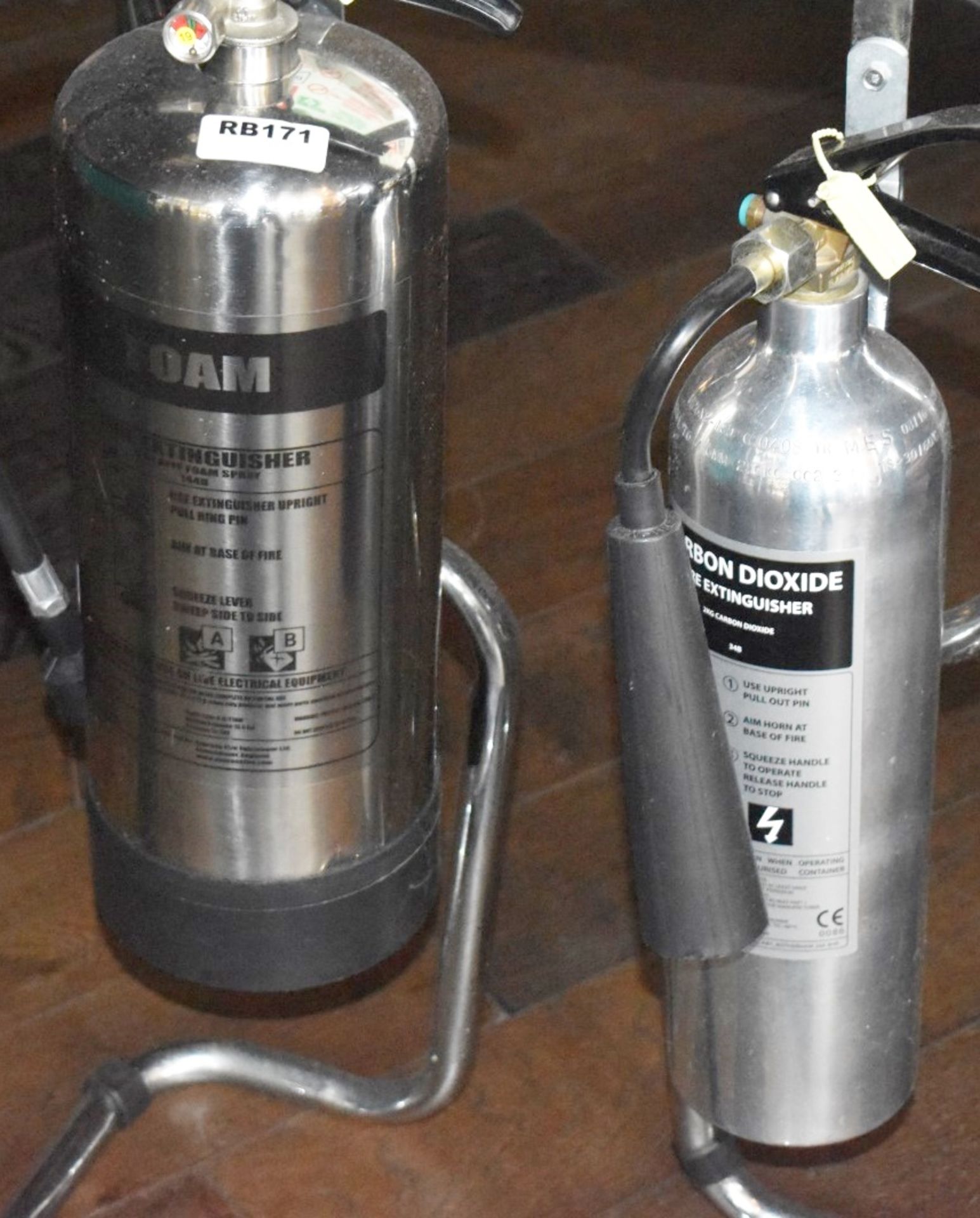 2 x Fire Extinguishers in Chrome With Stand - Foam & Carbon Dioxide - Ref: RB171 - CL558 - Location: - Image 2 of 4