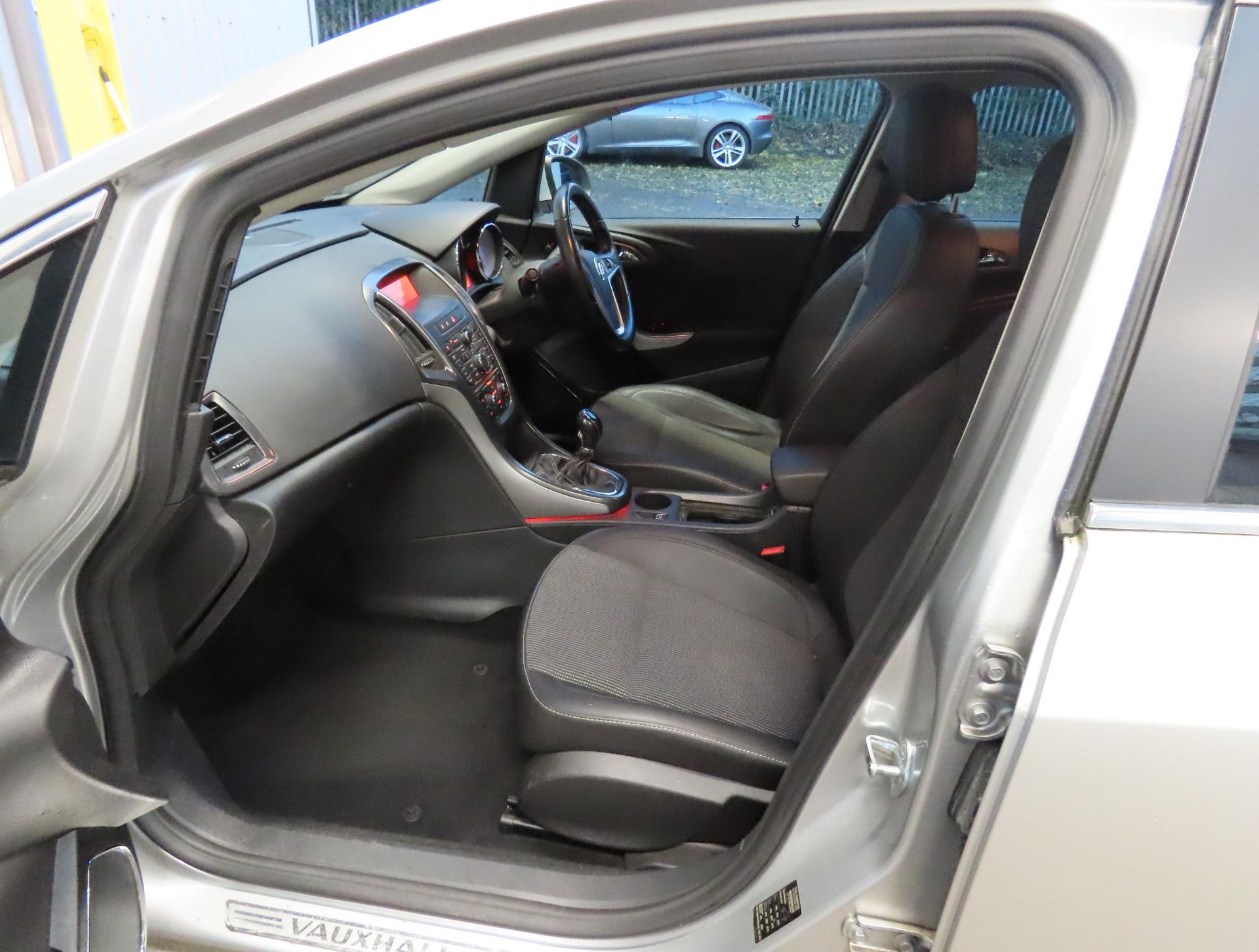 2012 Vauxhall Astra 1.3 CDTI SE Ecoflex 5 Door Estate - CL505 - NO VAT ON THE HAMMER - Location: Cor - Image 8 of 12