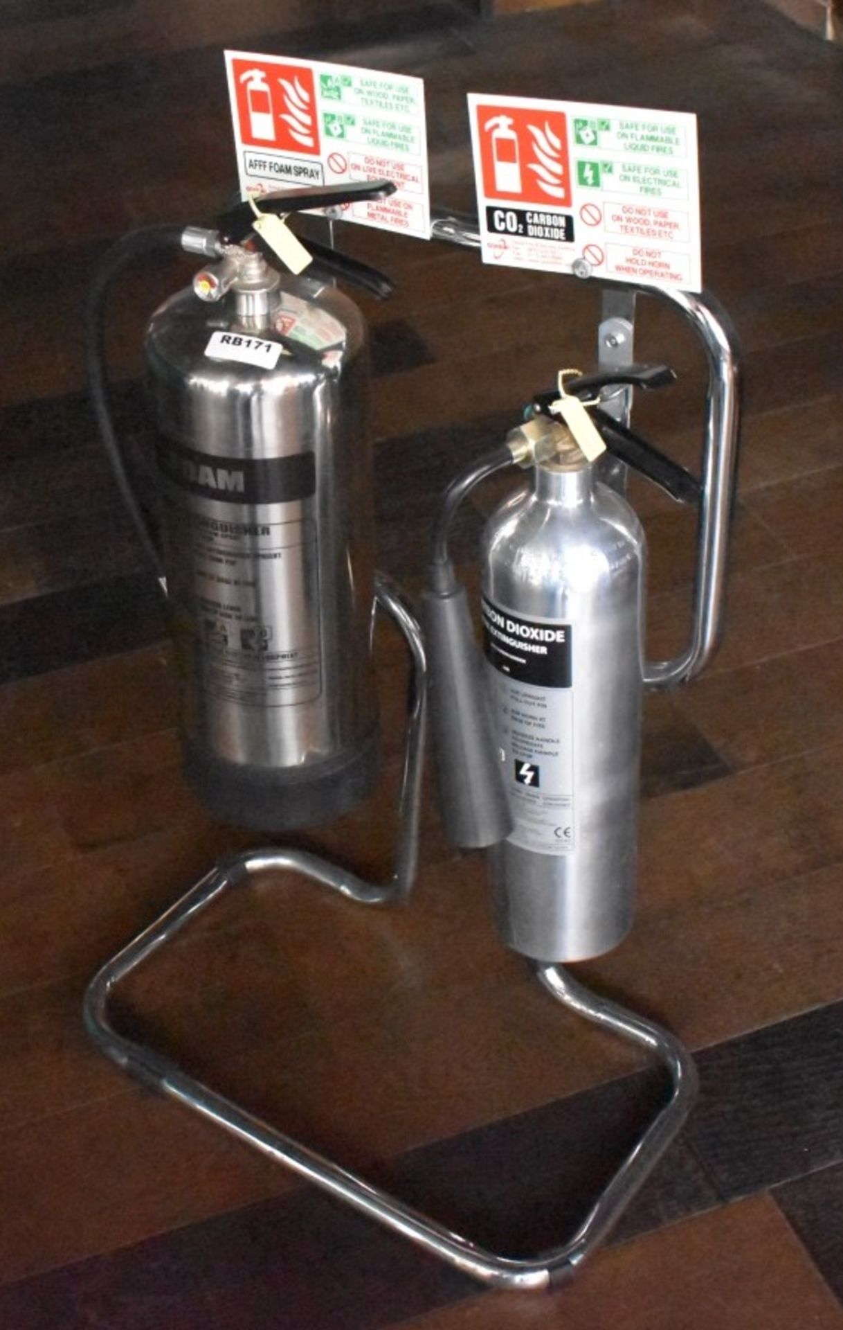 2 x Fire Extinguishers in Chrome With Stand - Foam & Carbon Dioxide - Ref: RB171 - CL558 - Location: - Image 4 of 4