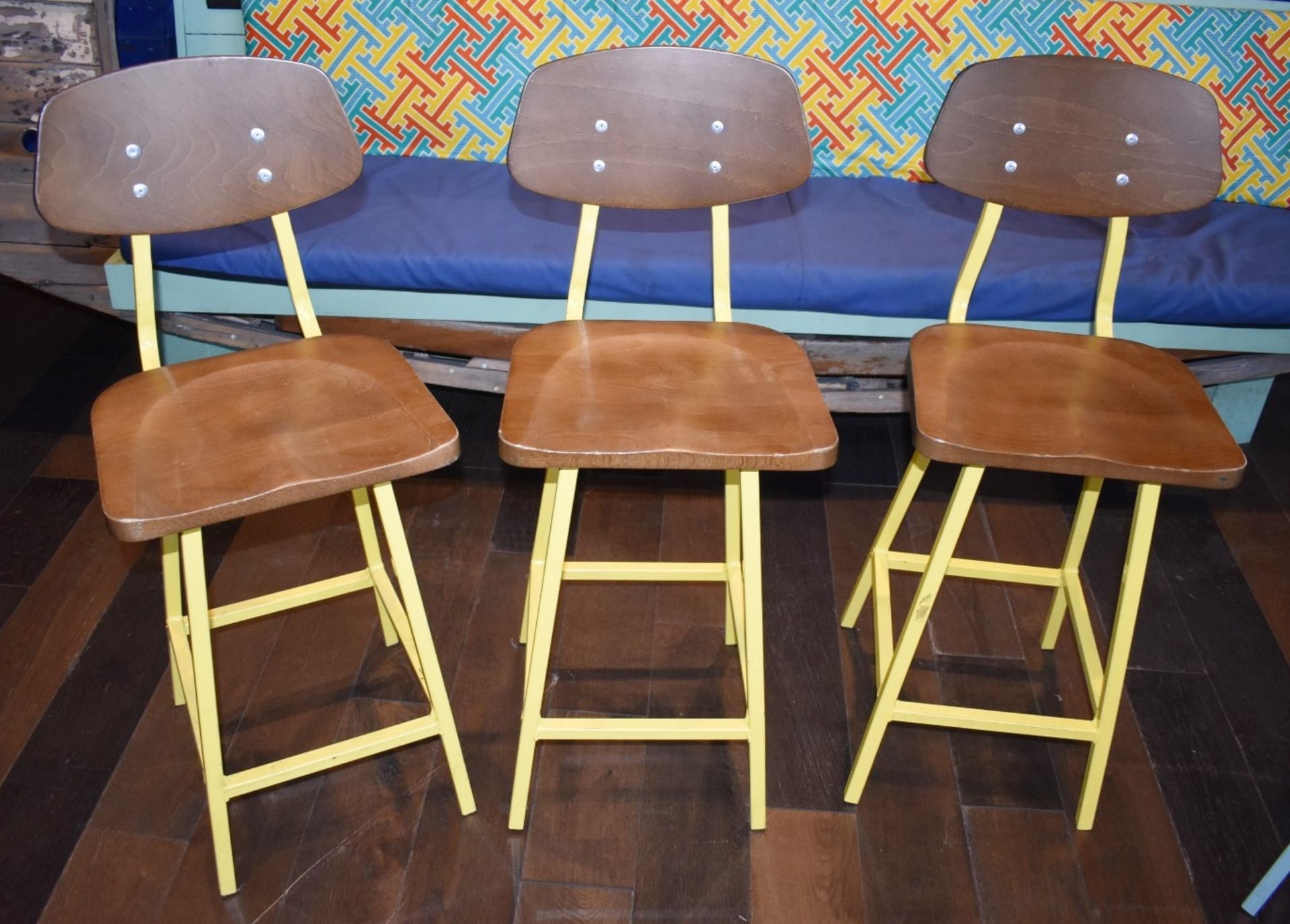 1 x Corner Eating Bench With Blue Steel Base, Panelled Wood Top and 5 x Stools in Blue and - Image 4 of 6