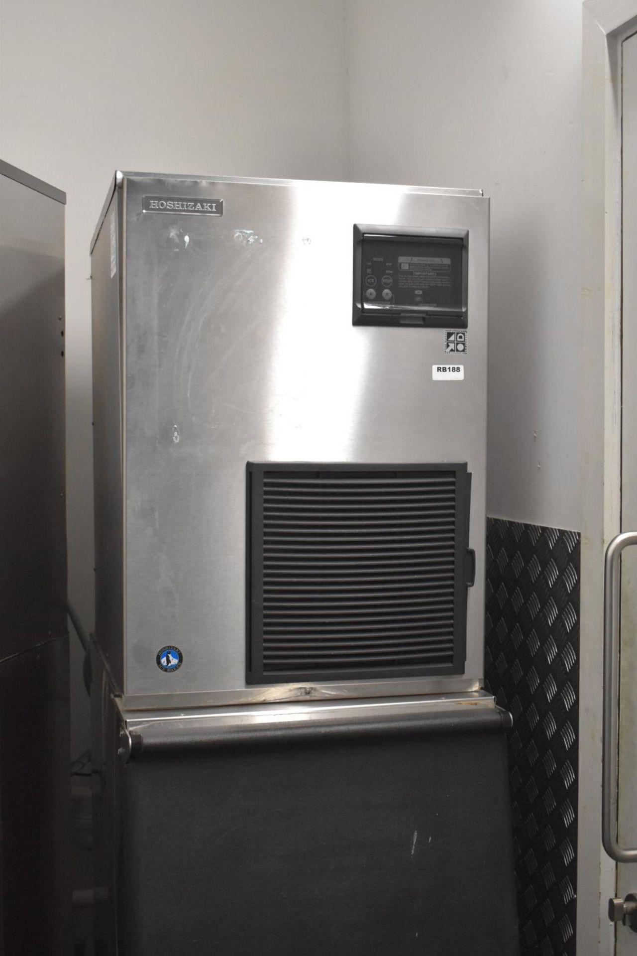 1 x Hoshizaki FM-170AKE-N-SB Upright Ice Machine With B-301SA Storage Bin - 240v - RRP £3,200 - Ref: - Image 4 of 7