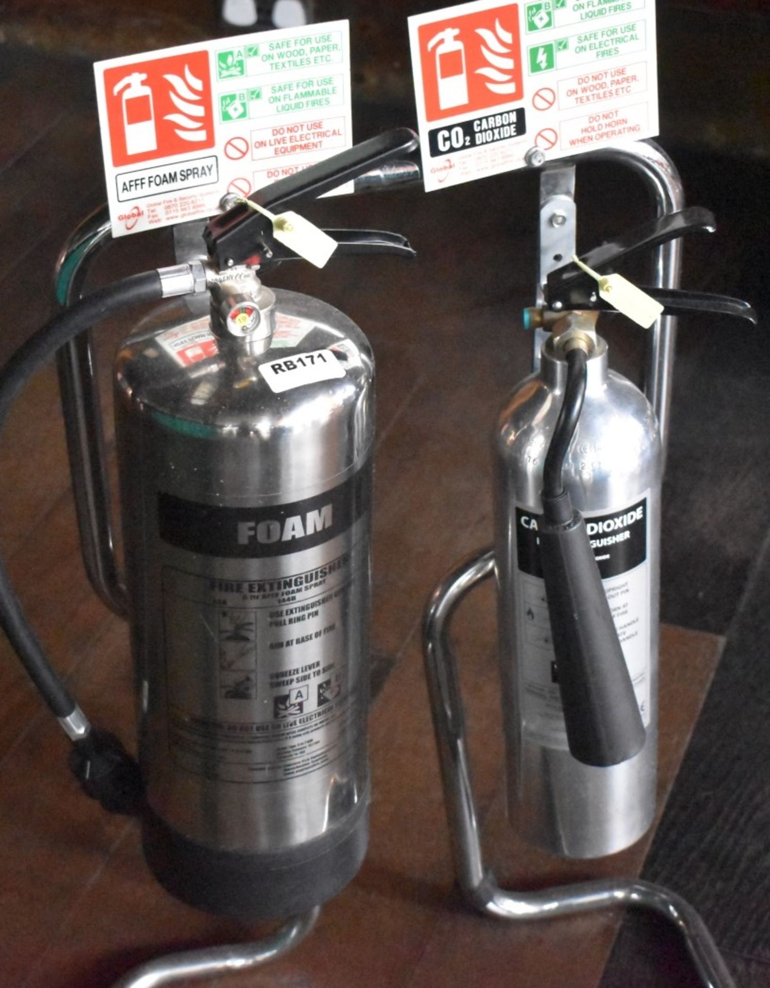 2 x Fire Extinguishers in Chrome With Stand - Foam & Carbon Dioxide - Ref: RB171 - CL558 - Location: - Image 3 of 4