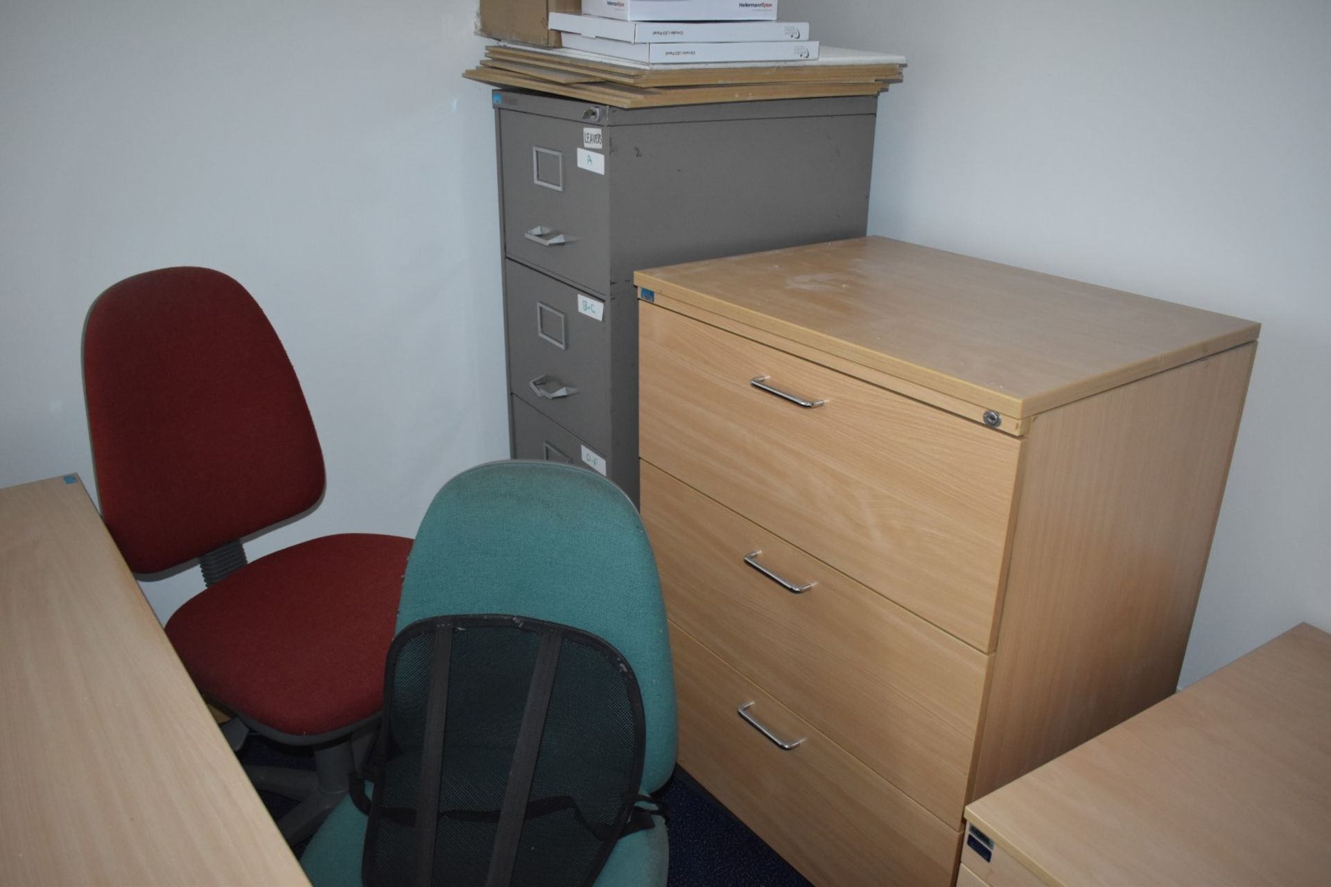 1 x Assorted Collection of Office Furniture - Includes 2 x 160cm Office Desks, 3 x Swivel Chairs, - Image 2 of 7